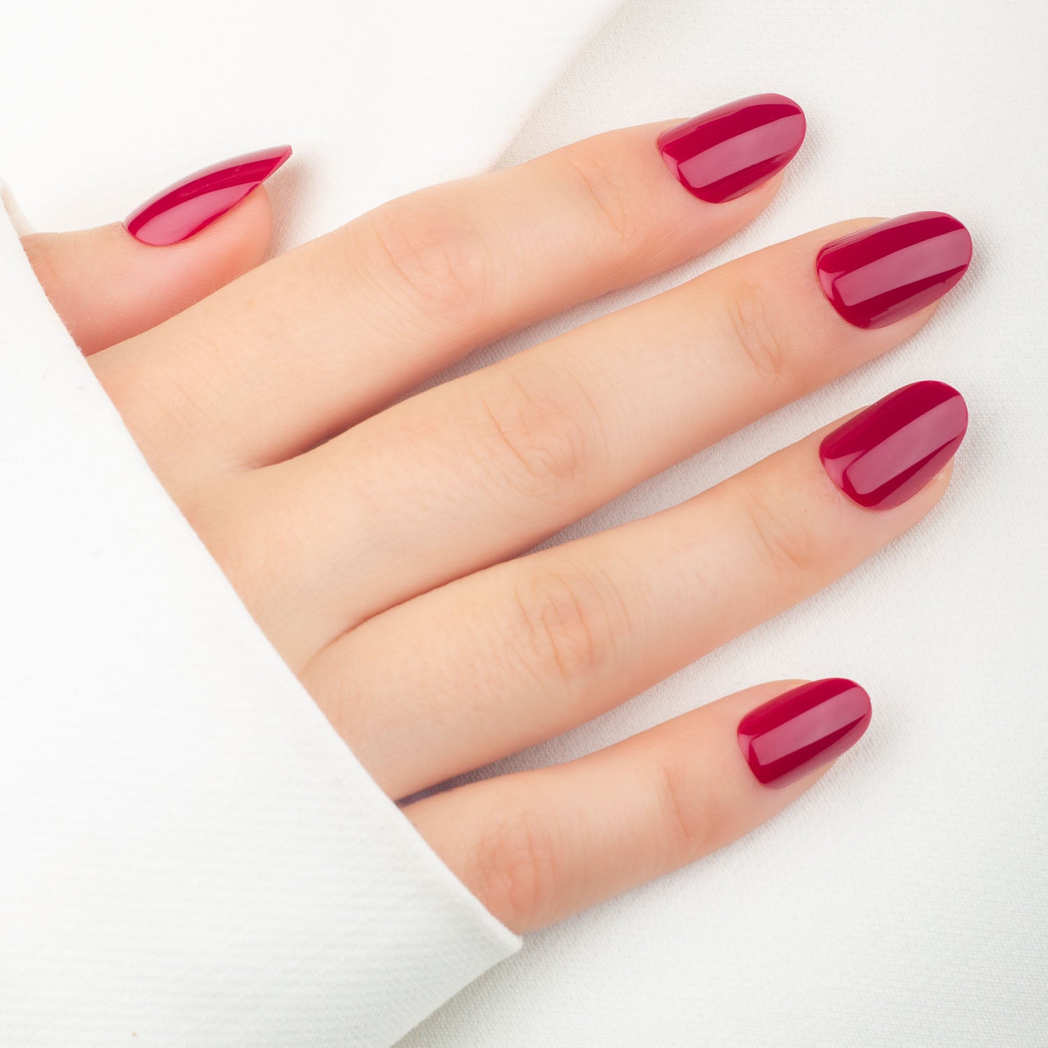 Berry Oval press-on lösnaglar i ovalform med djup bärig nyans och glansig finish