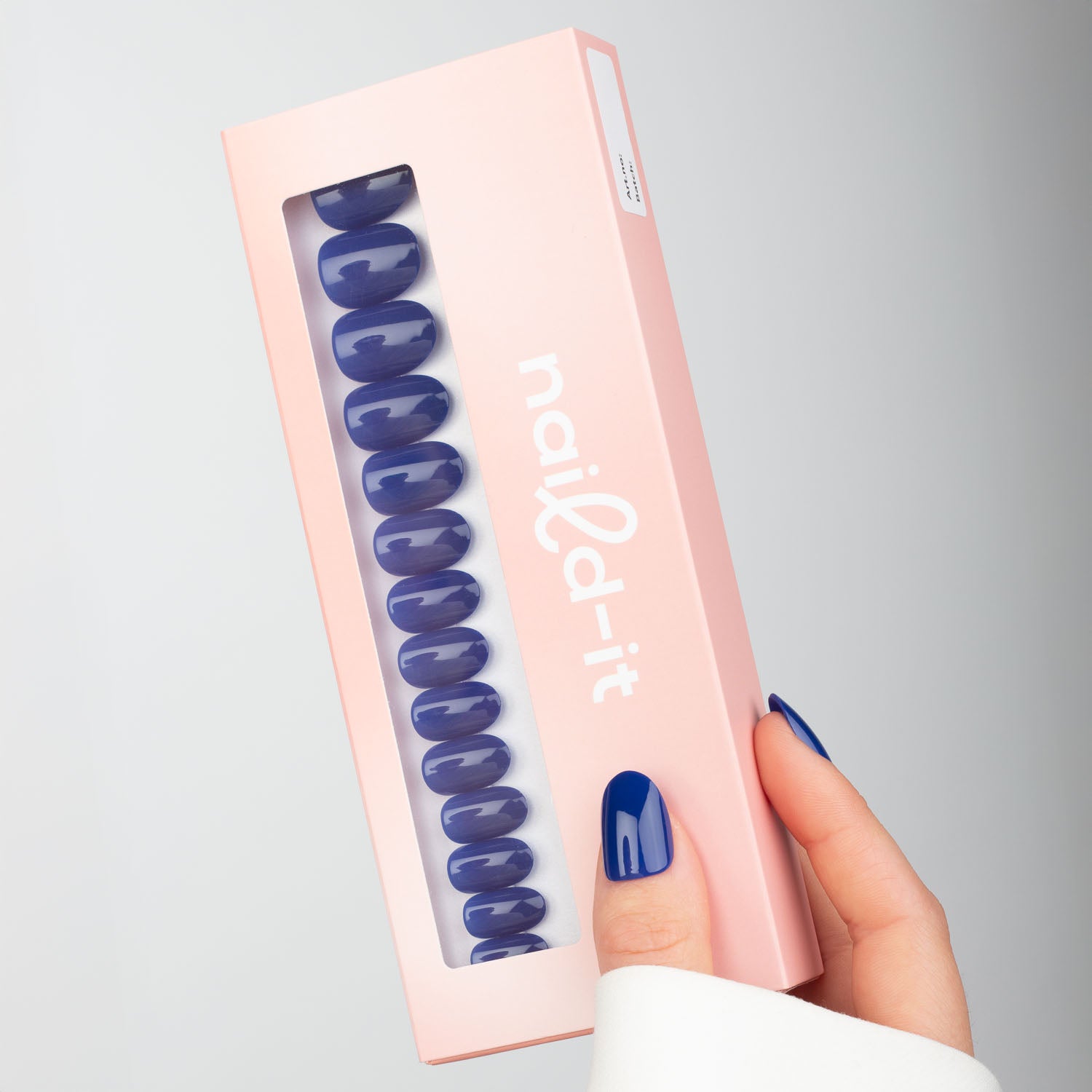 Blue Royale Oval press-on lösnaglar i ovalform med djup blå nyans och glansig finish