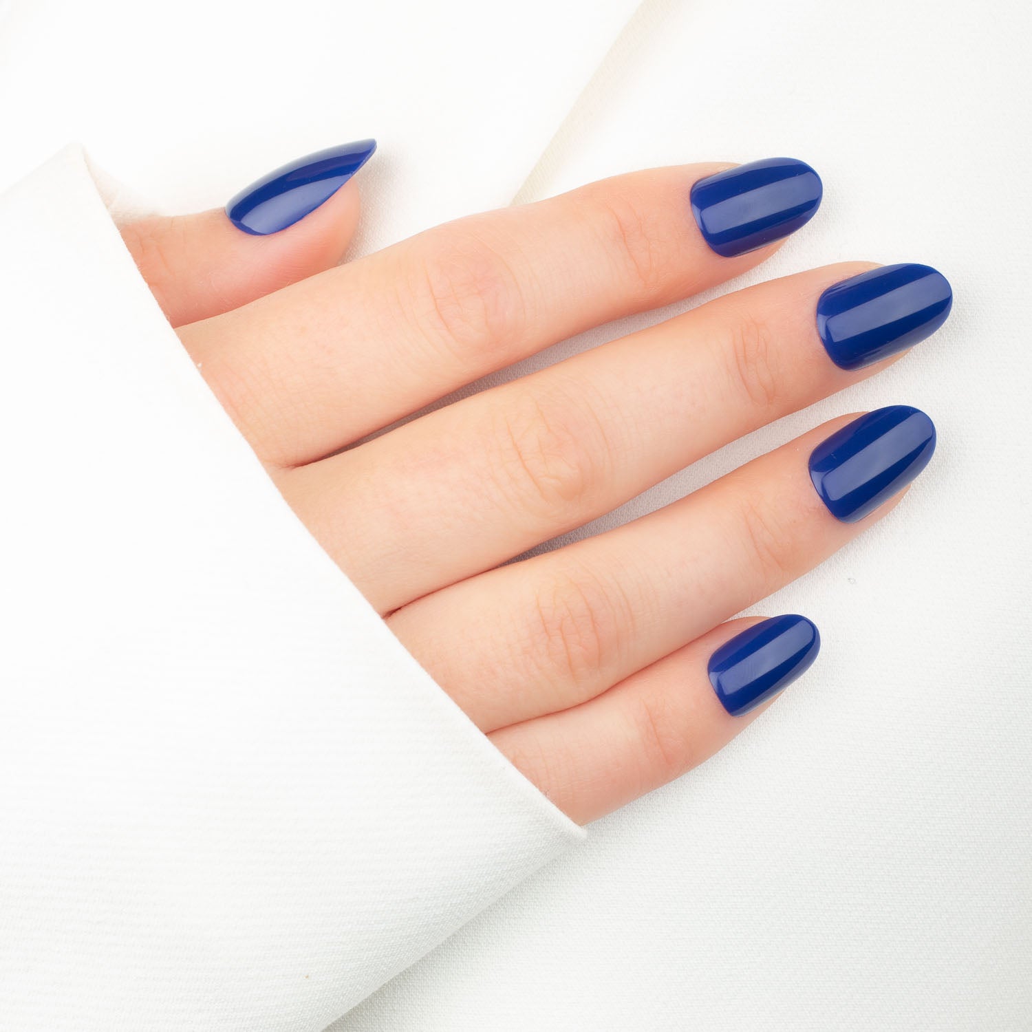 Blue Royale Oval press-on lösnaglar i ovalform med djup blå nyans och glansig finish