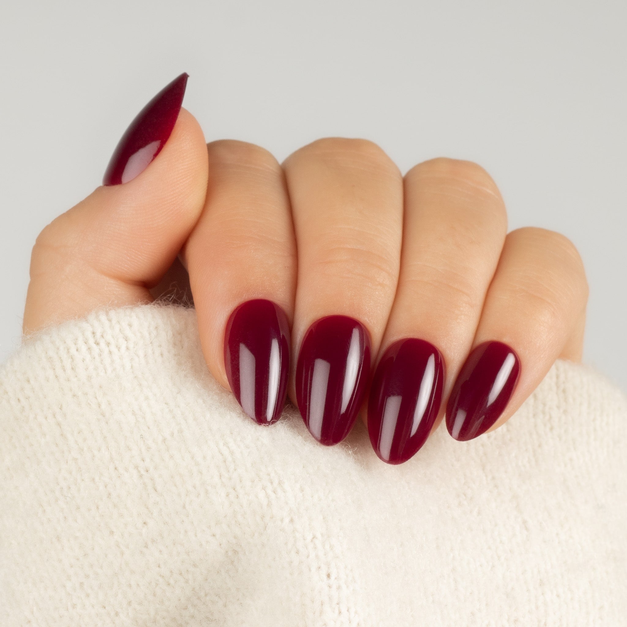 Bordeaux Almond – vinröda press on naglar i almond-form på hand