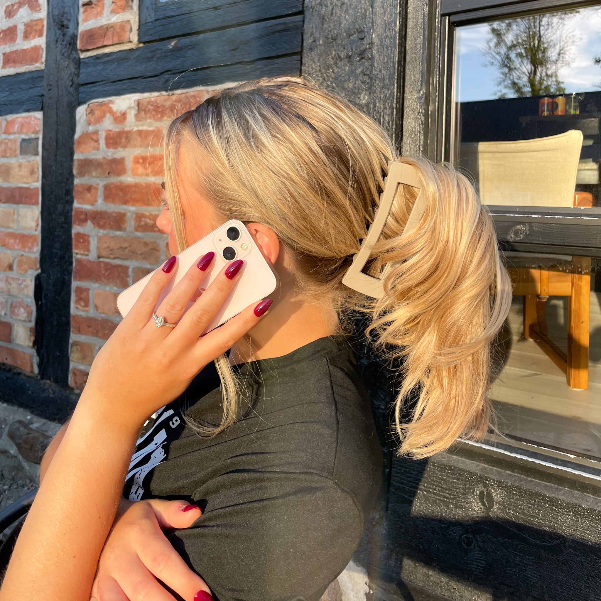 Bordeaux Almond – vinröda press on naglar i almond-form visade i naturligt ljus