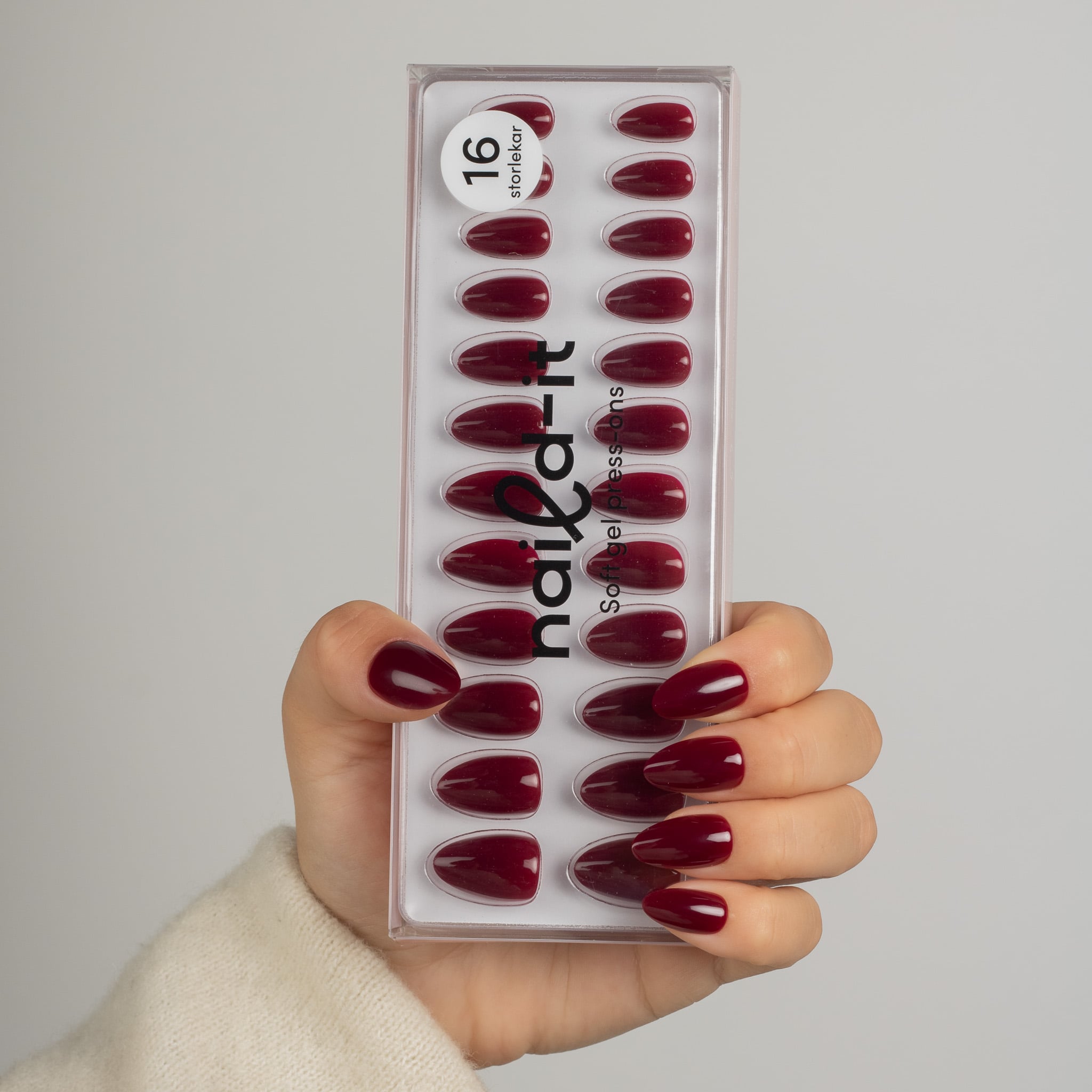 Bordeaux Almond – förpackning med vinröda press on naglar i almond-form