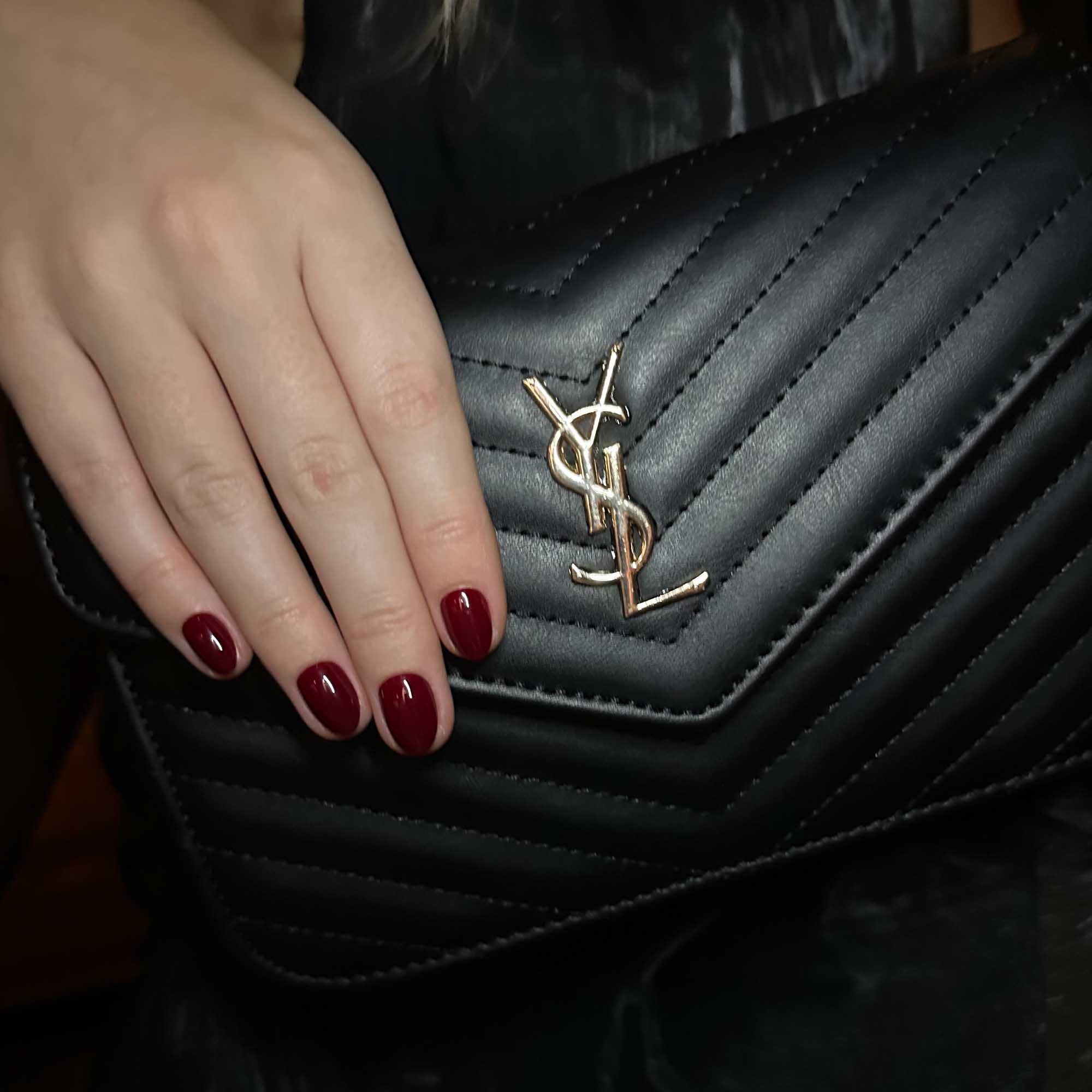 Bordeaux Almond Short press-on lösnaglar i kort almondform med djup vinröd nyans och glansig finish