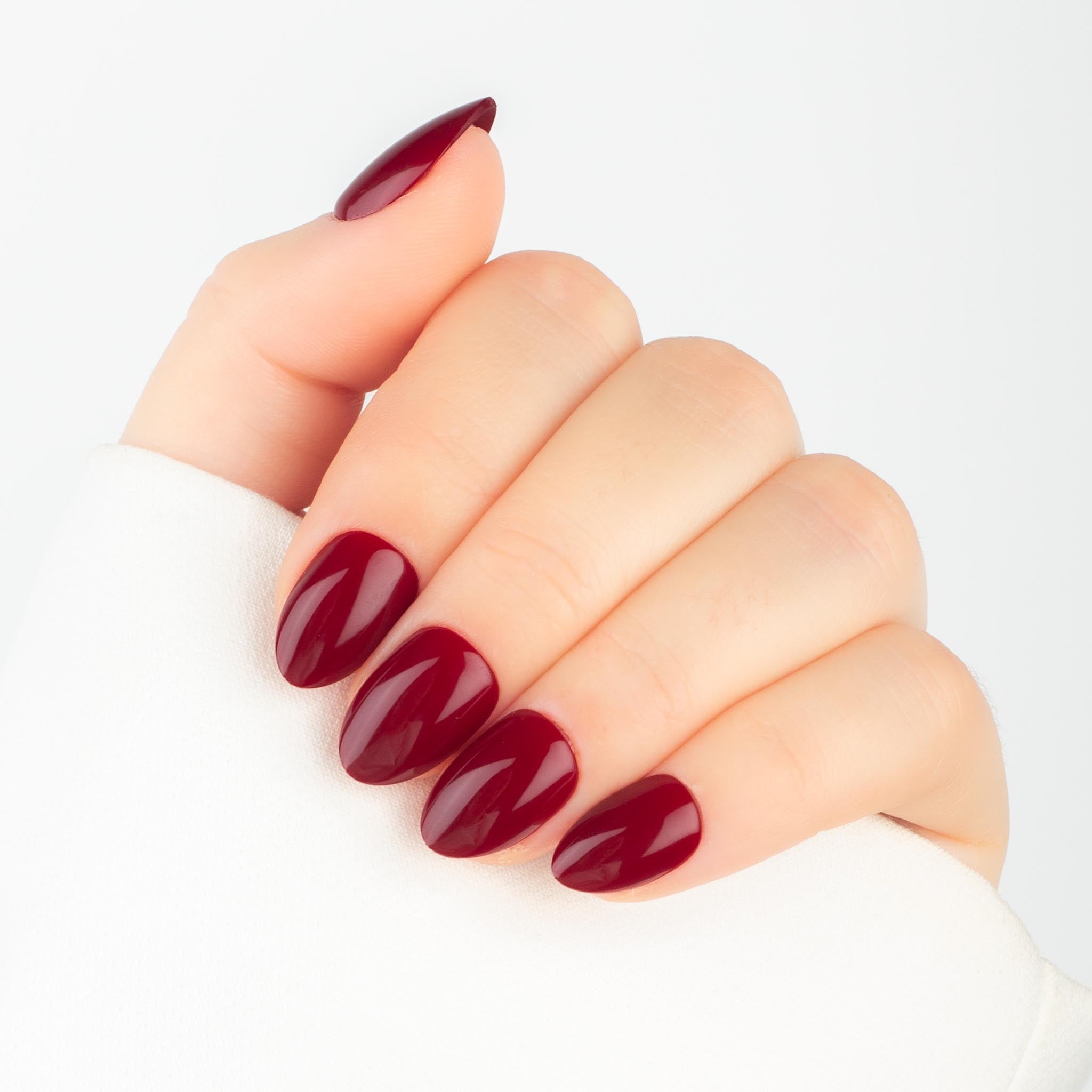 Vinröda press-on naglar i kort almond-form – elegant och tidlös look.