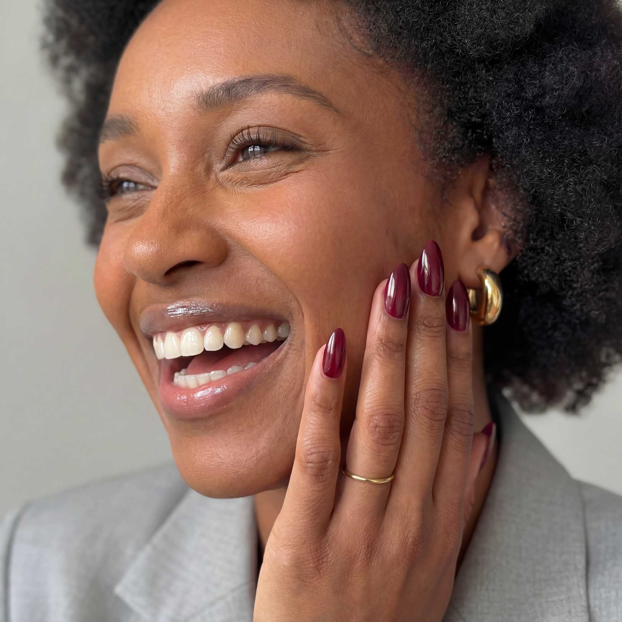 Bordeaux Almond press-on lösnaglar i almondform med djup vinröd nyans och glansig finish