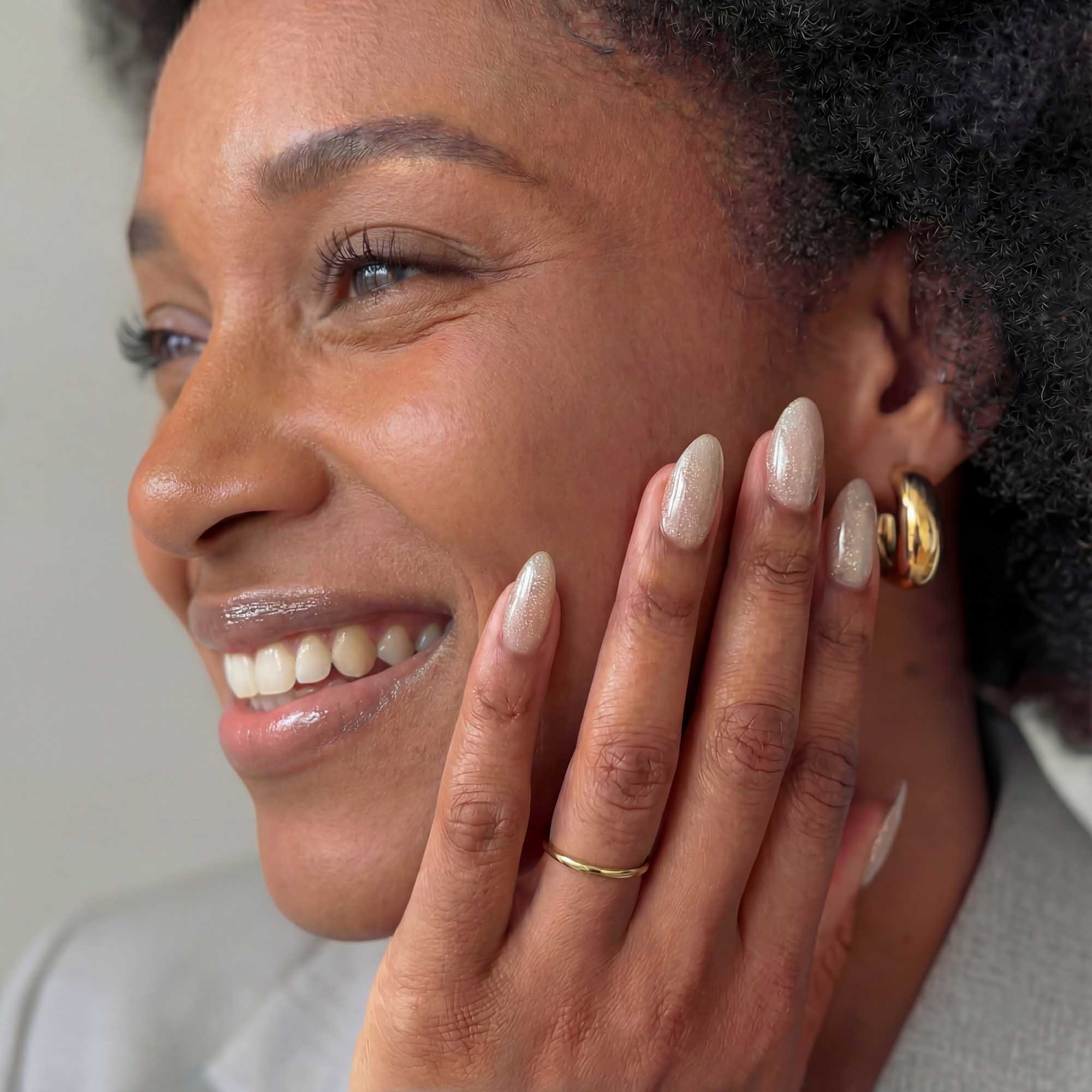 Cat Eye Cava Almond press-on lösnaglar i almondform med champagnebeige nyans och skimrande cat eye-effekt