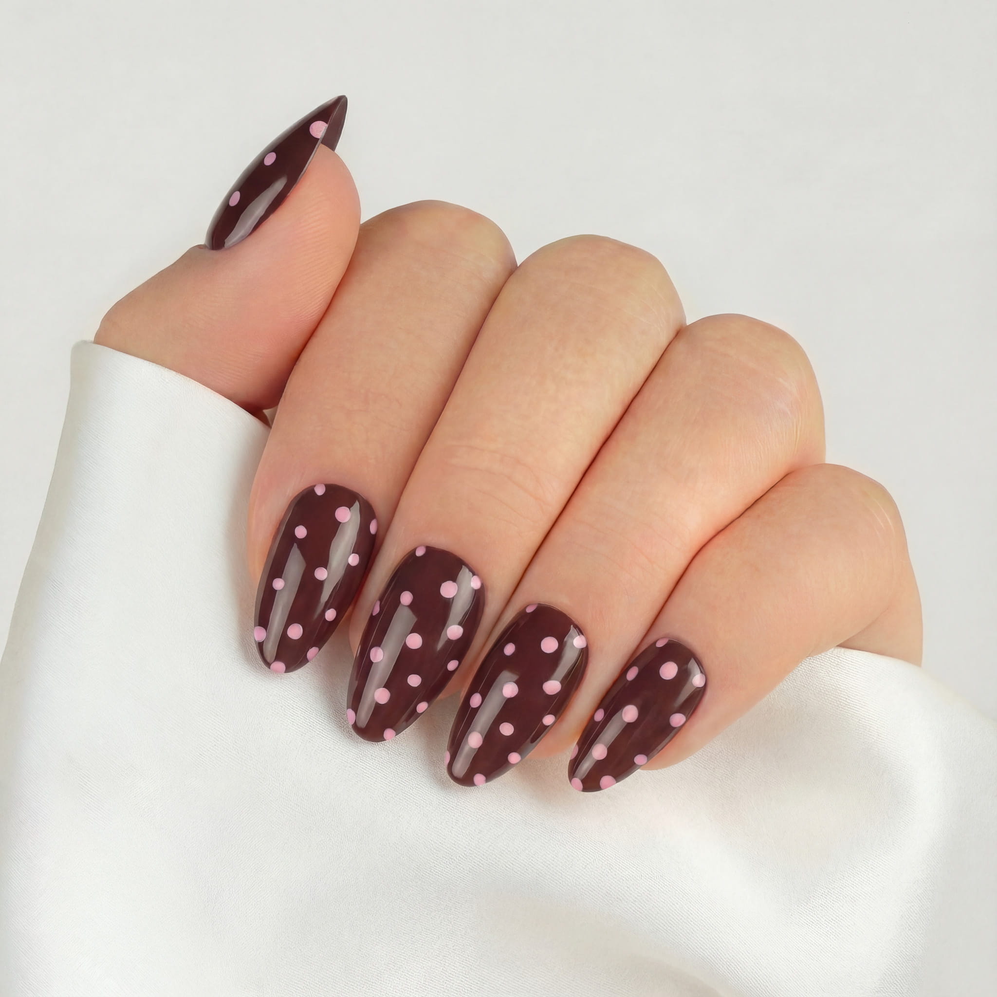 Coco Polka Almond press-on lösnaglar i almondform med varm brun nyans och rosa prickar