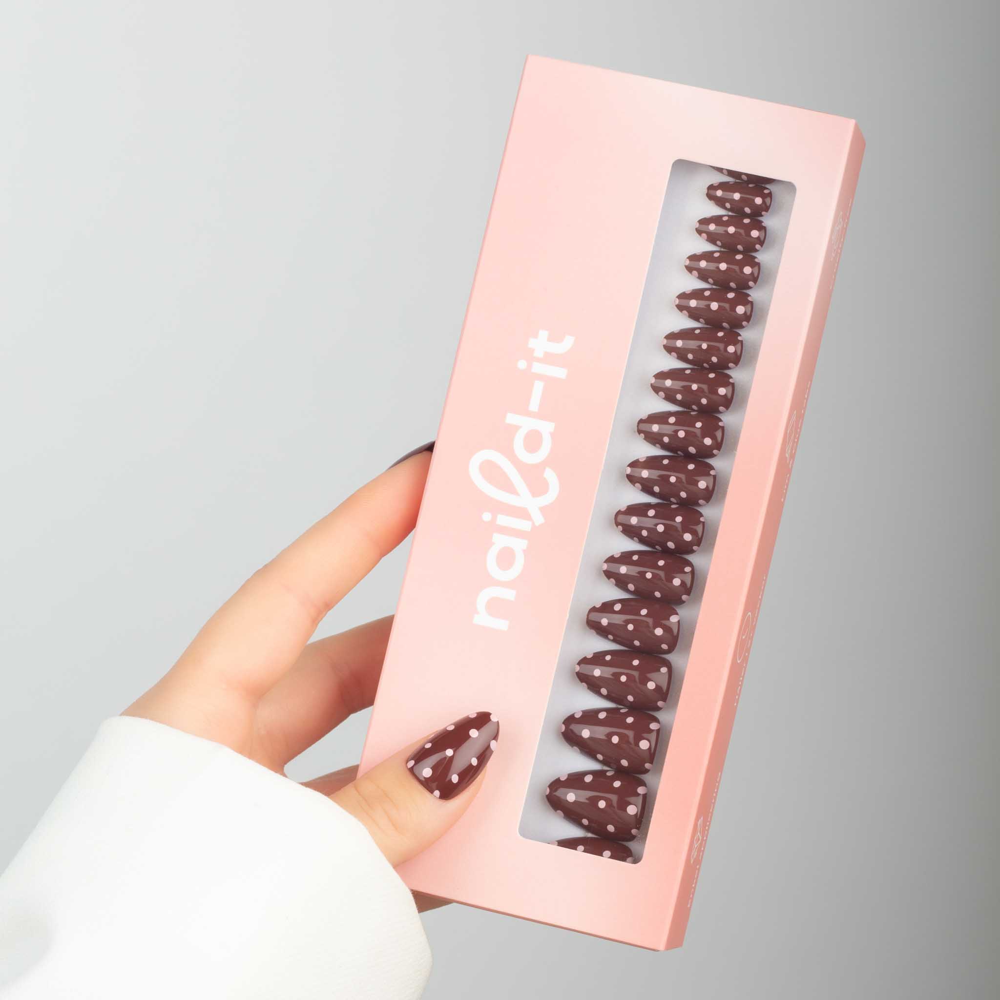 Coco Polka Almond – bruna prickiga press-on naglar i Naild-it förpackning.