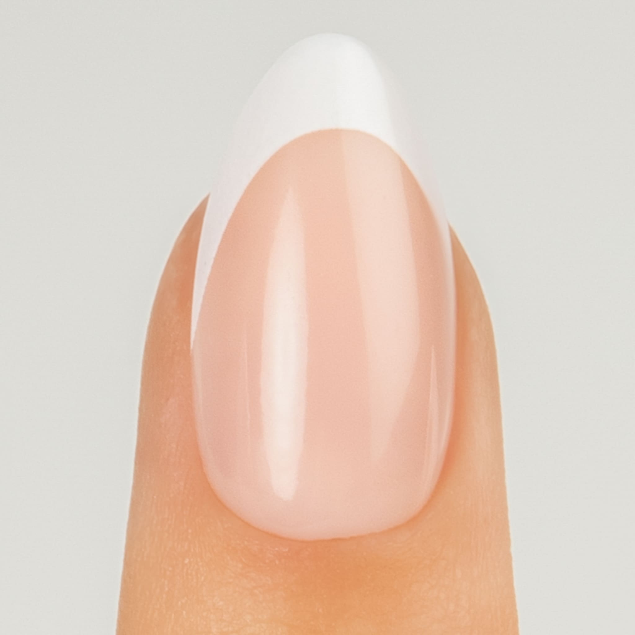 French Tip Almond – närbild på fransk manikyr press on naglar i almond-form