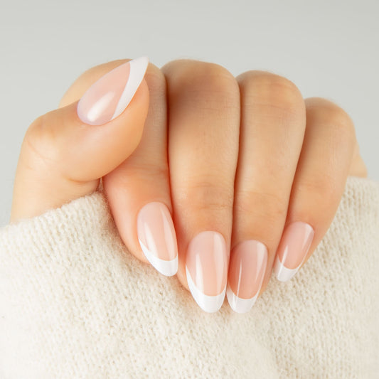 French Tip Almond – fransk manikyr press on naglar i almond-form på hand