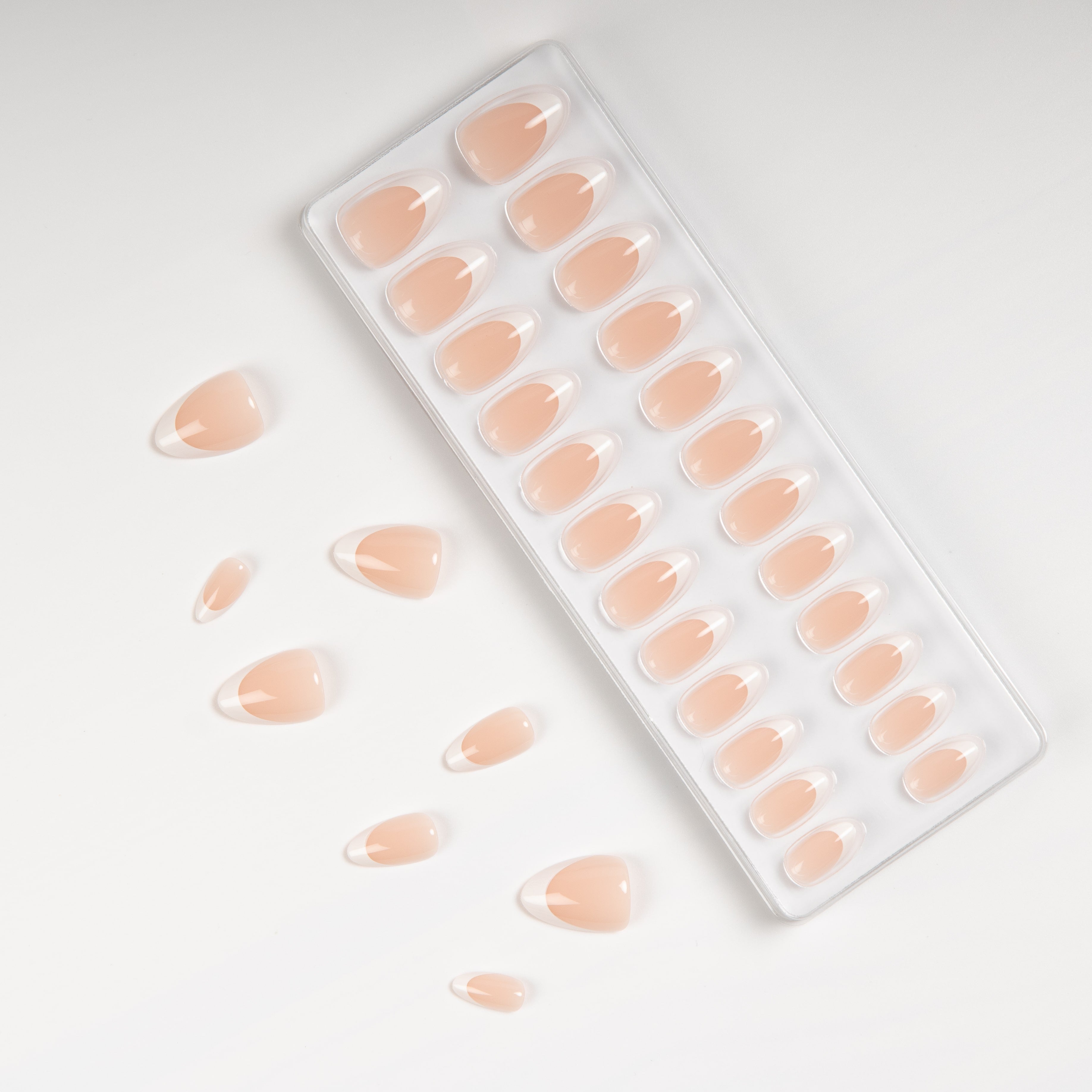 French Tip Almond – press on naglar i almond-form visade med förpackning