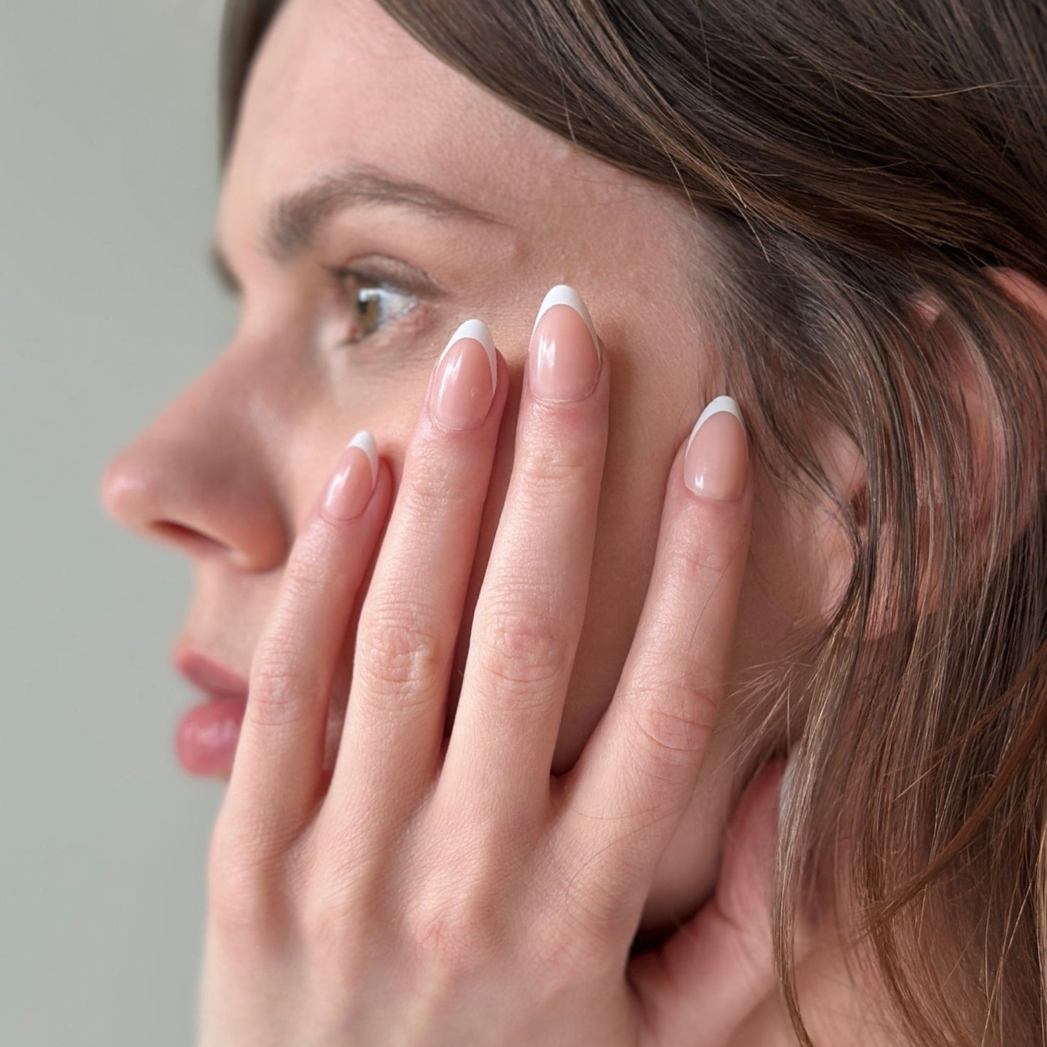 French Tip Almond – fransk manikyr press on naglar visade på modell