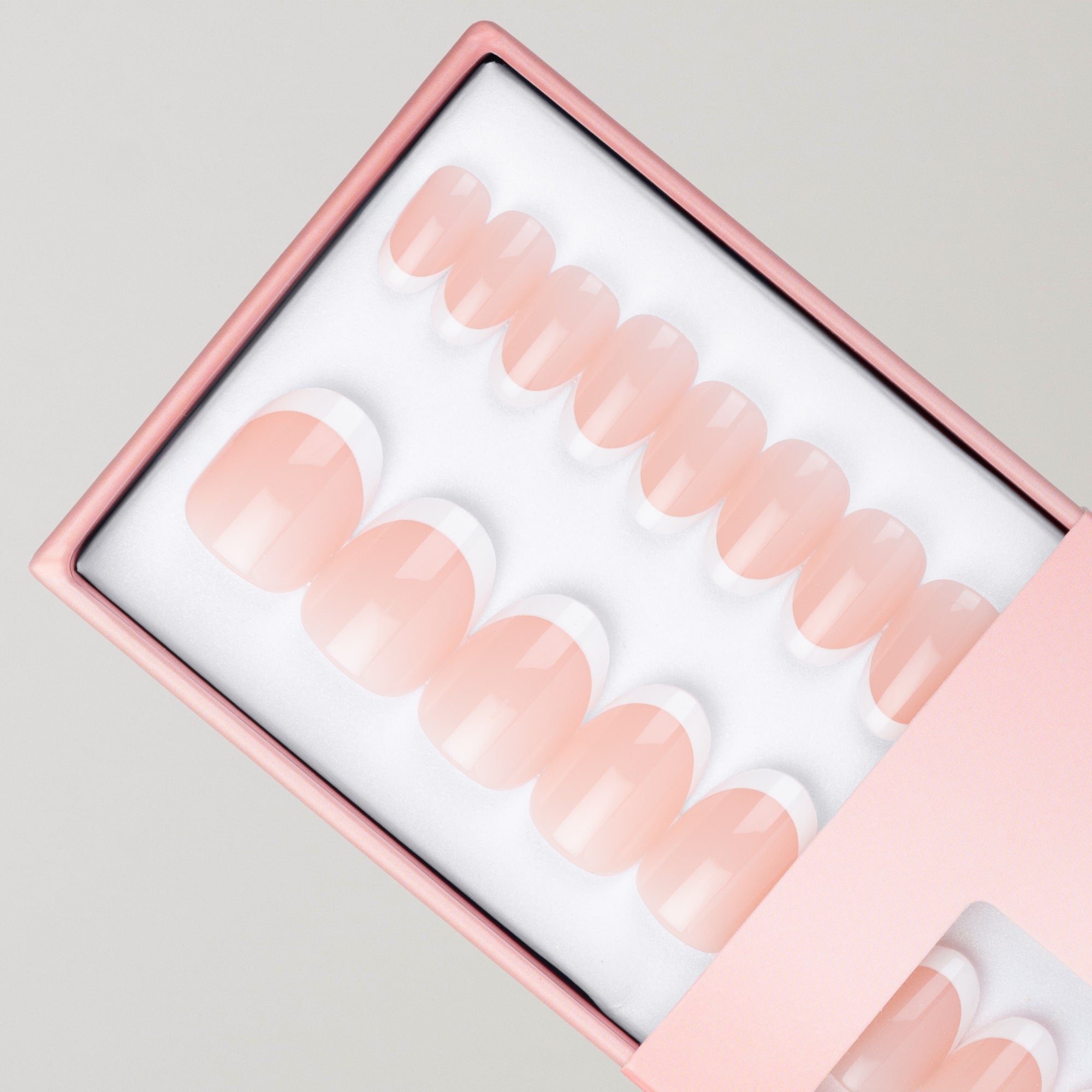 French Tip Oval press-on lösnaglar i ovalform med vit fransk tipp och naturlig bas