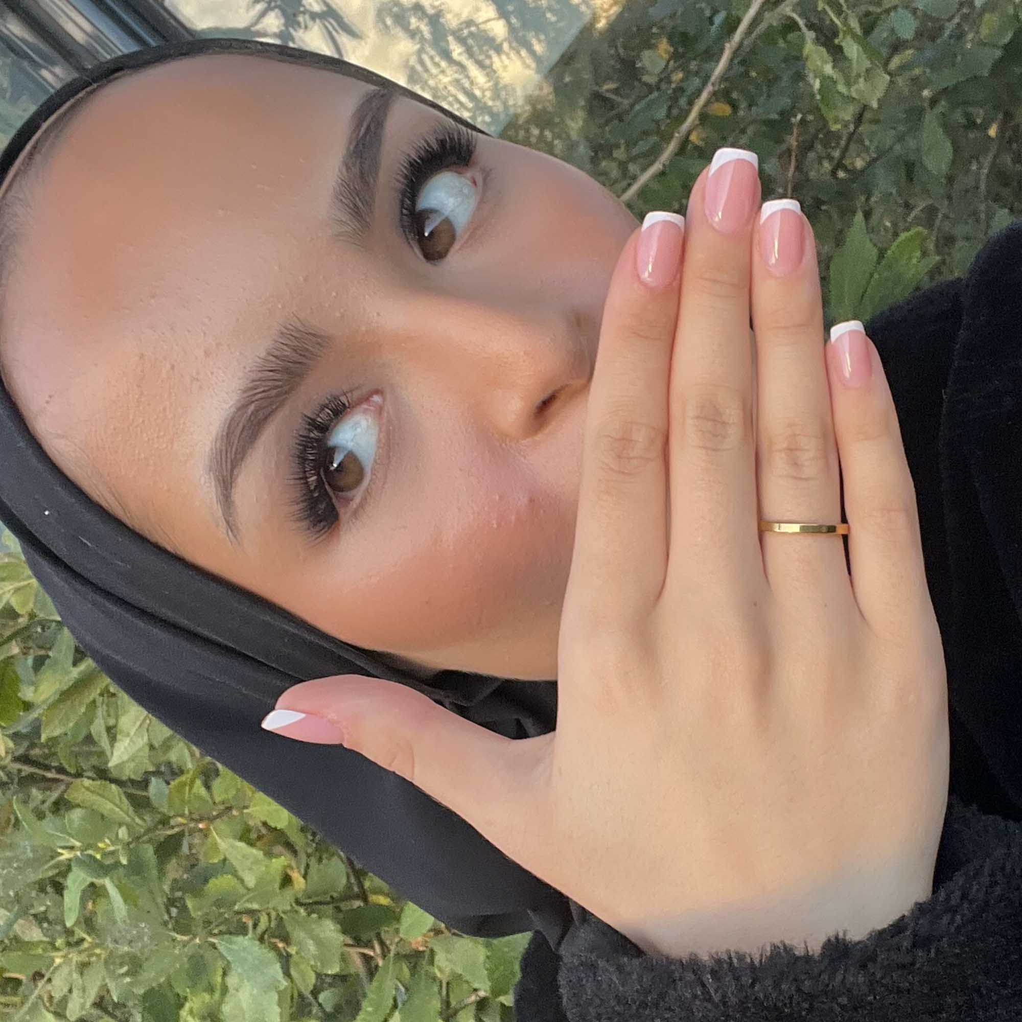 French Tip Square press-on naglar med vit fransk tipp i rak square-form