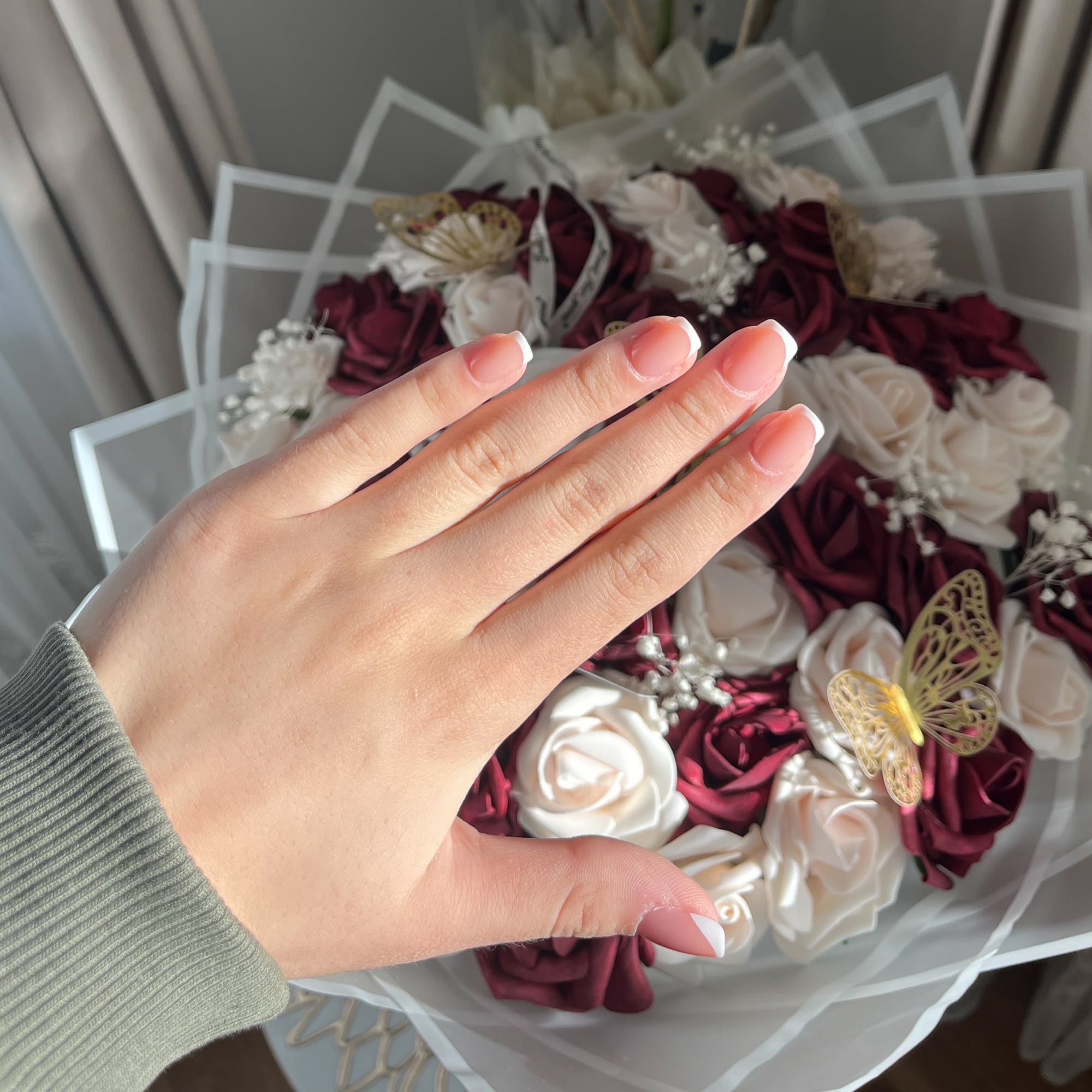 French Tip Square press-on naglar med vit fransk tipp i rak square-form