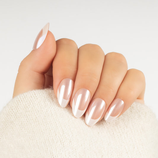 Glazed French Tip Almond – franska press-on naglar med glazed finish på hand