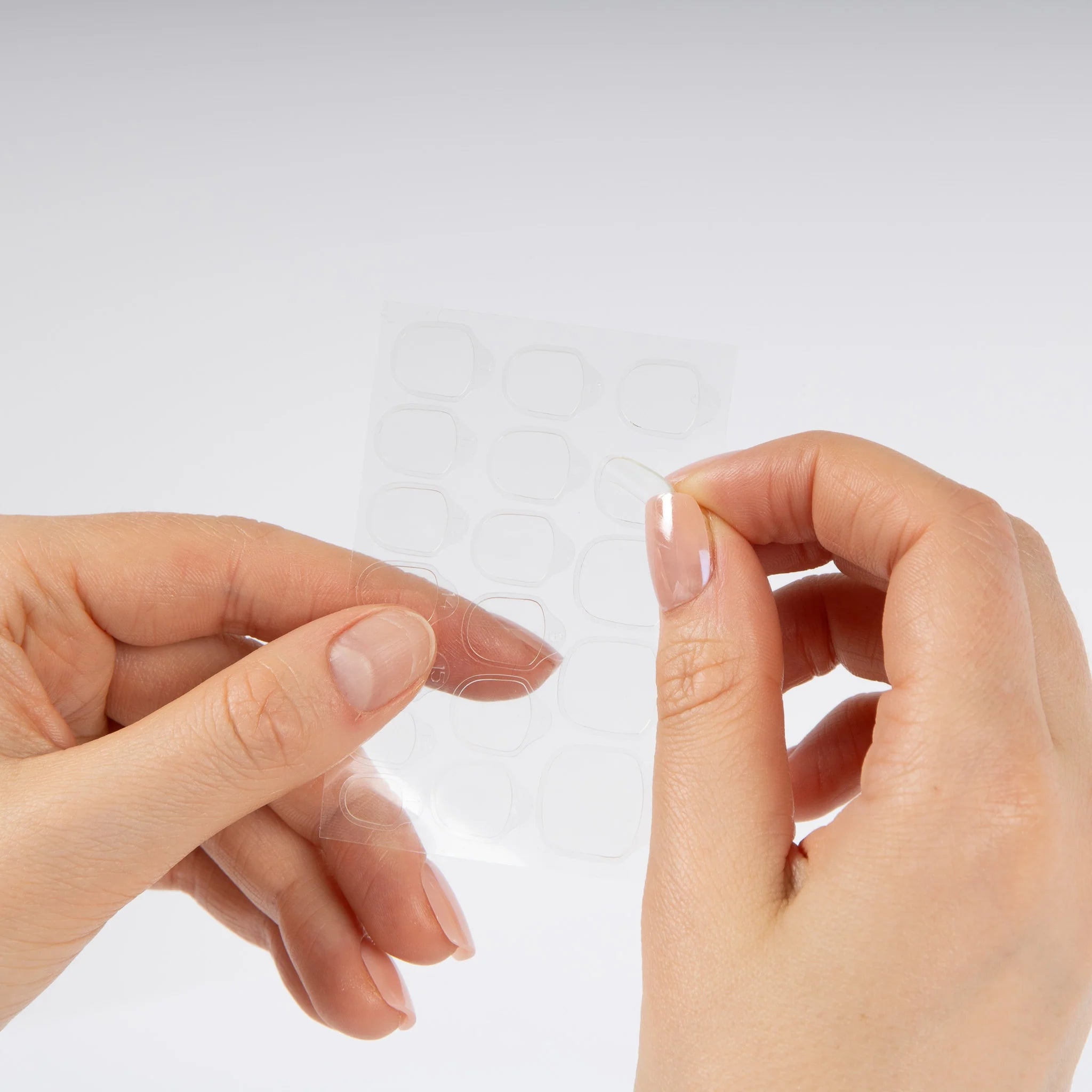 Glue tabs i 10-pack som tillbehör för flexibel applicering och återanvändning av press-on lösnaglar