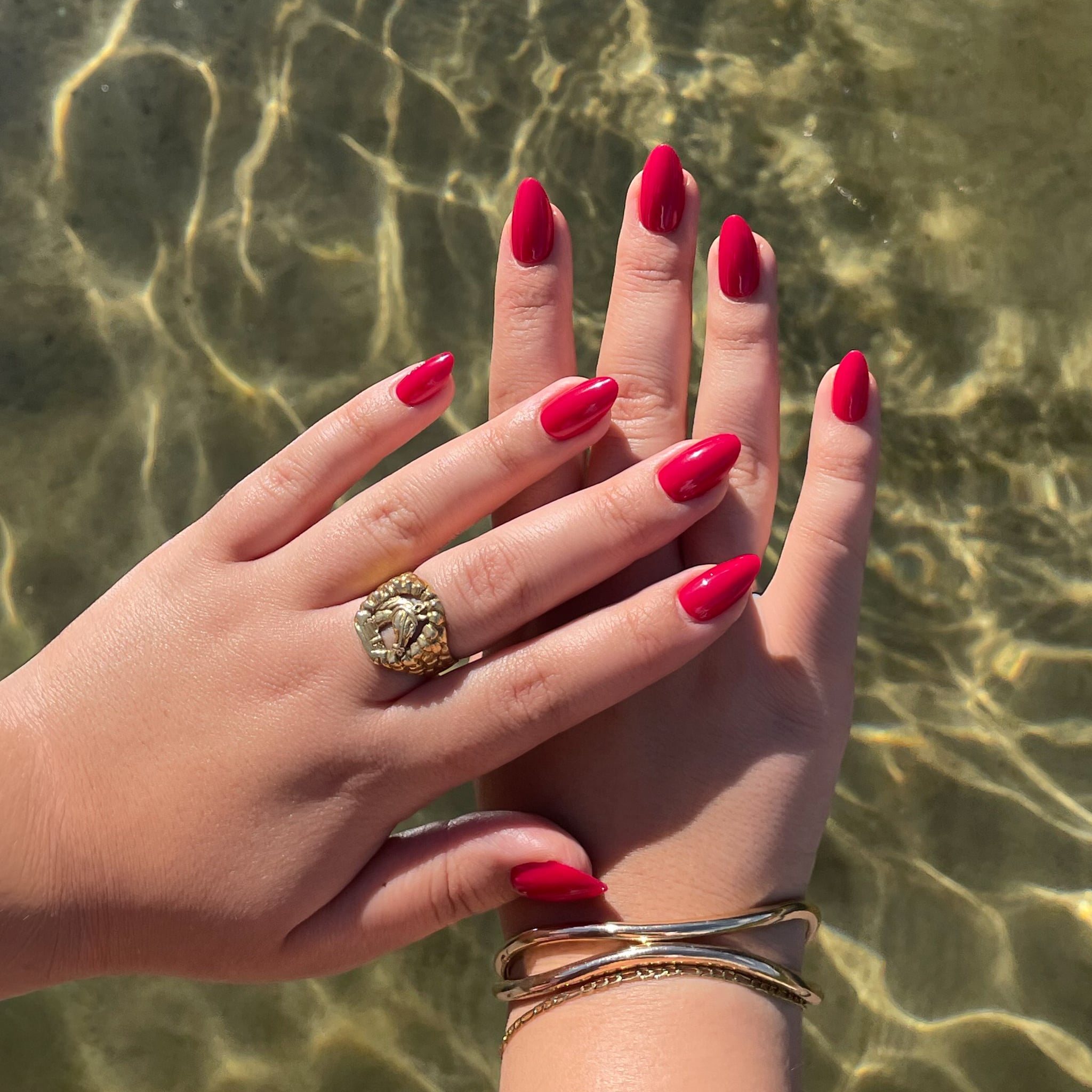 Lady Red Almond press-on lösnaglar i almondform med klassisk röd nyans och spegelblank finish