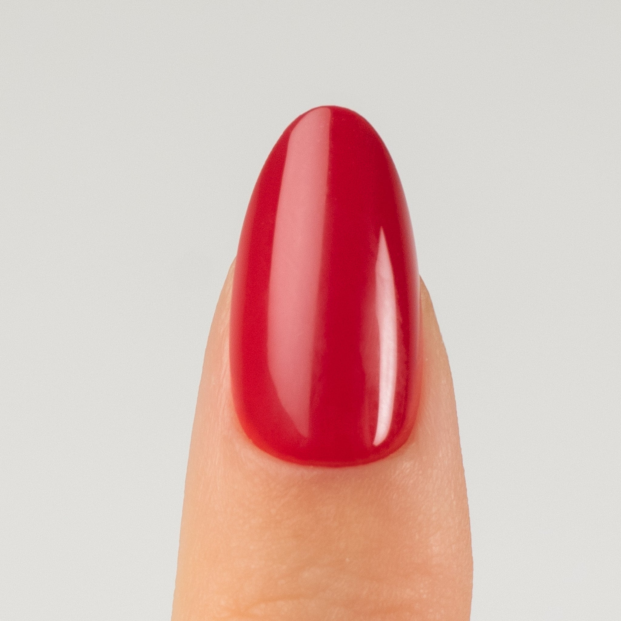 Lady Red Almond – närbild på röd press on nagel i almond-form