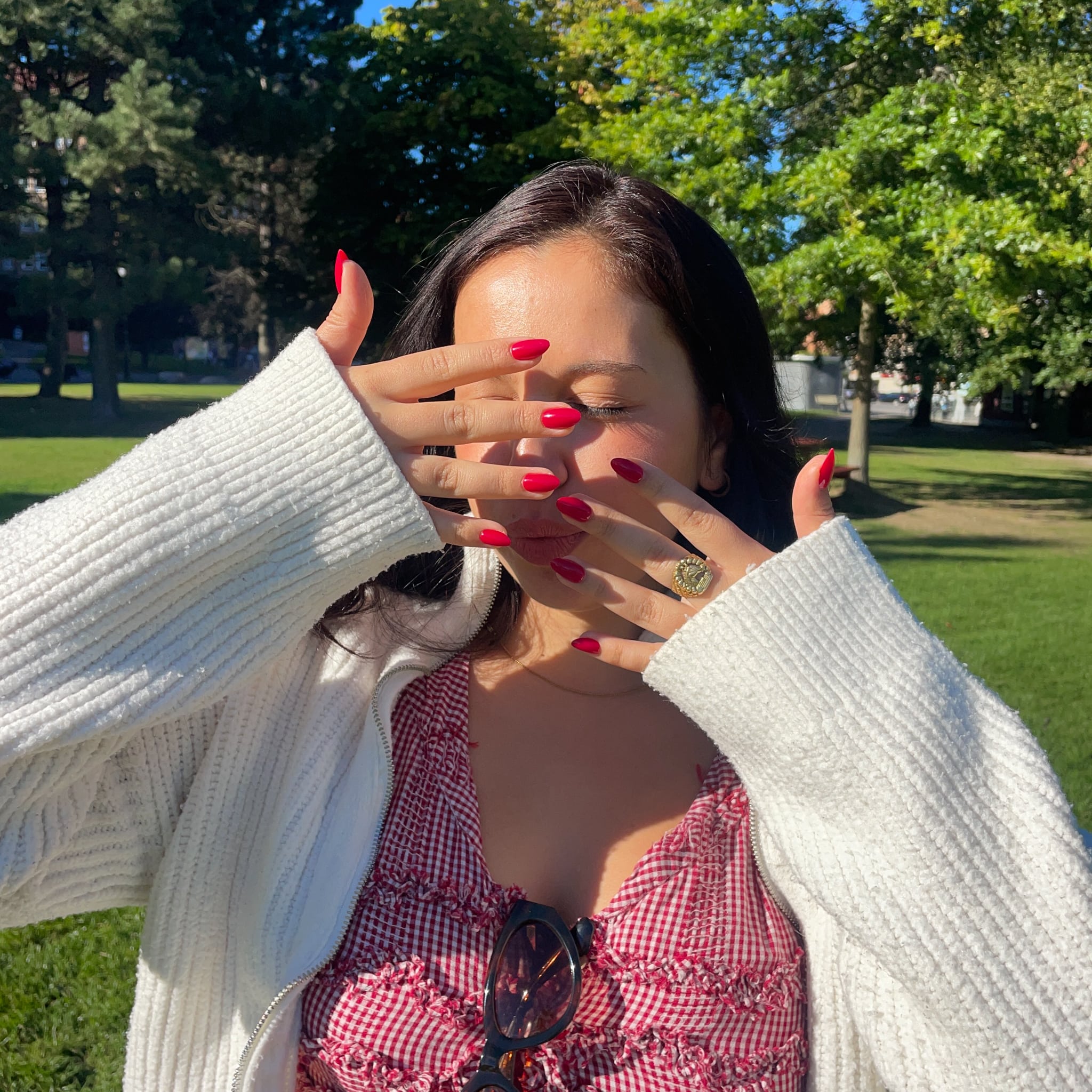 Lady Red Almond – röda press on naglar i almond-form visade i naturligt ljus