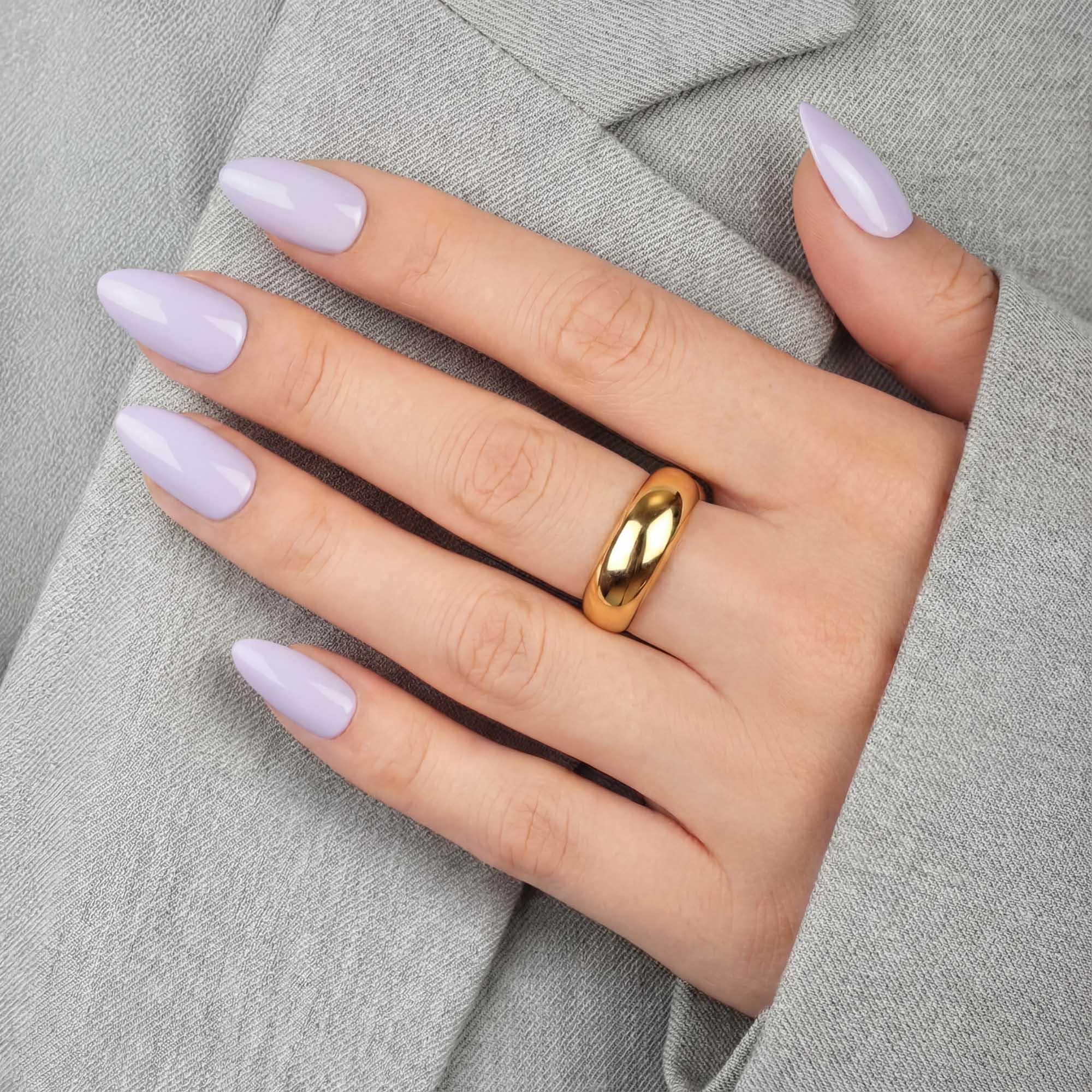 Lavender Almond press-on lösnaglar i almondform med mjuk pastellila nyans och len, glansig finish