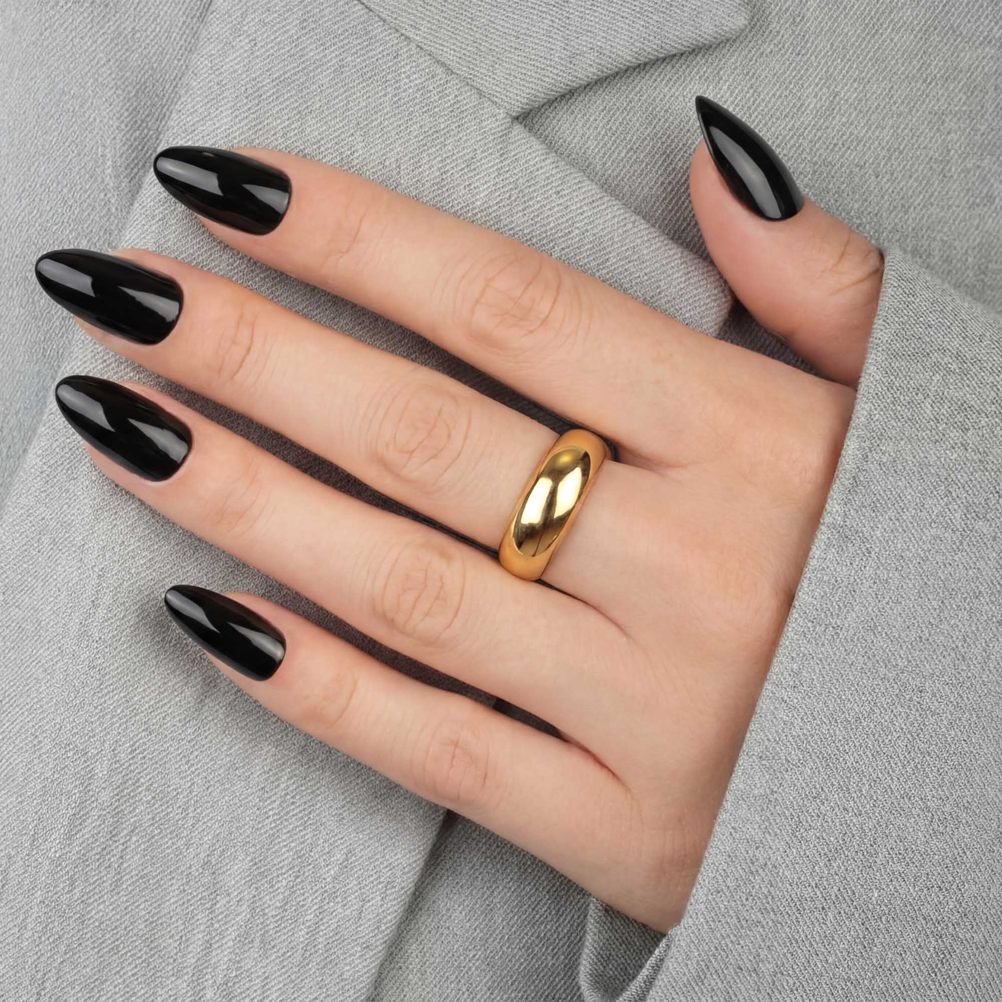 Svarta press-on lösnaglar i almondform med spegelblank finish och tidlös look. Återanvändbara naglar som håller upp till 2 veckor med lim eller glue tabs.