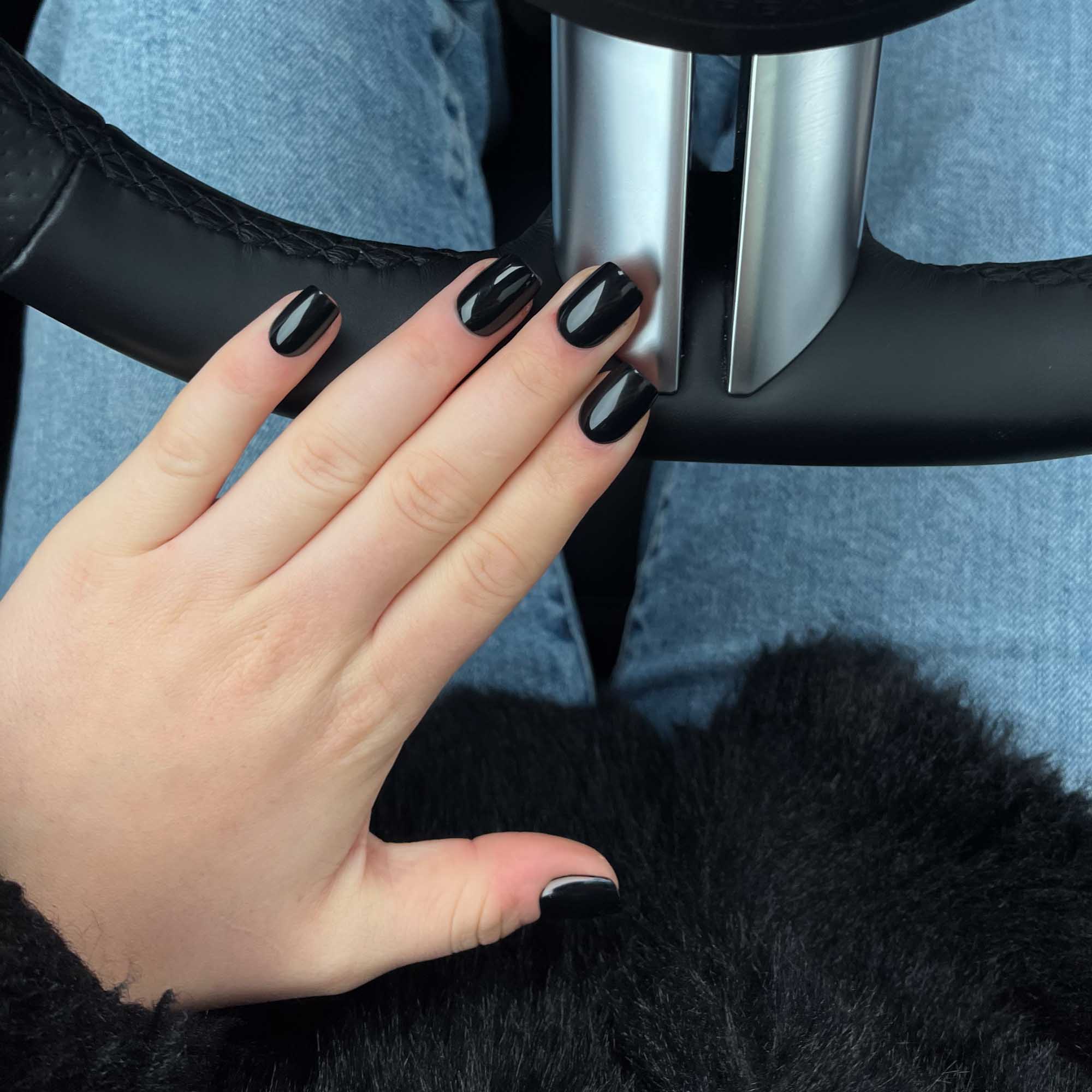 Noir Square press-on naglar i svart nyans med spegelblank finish i rak square-form