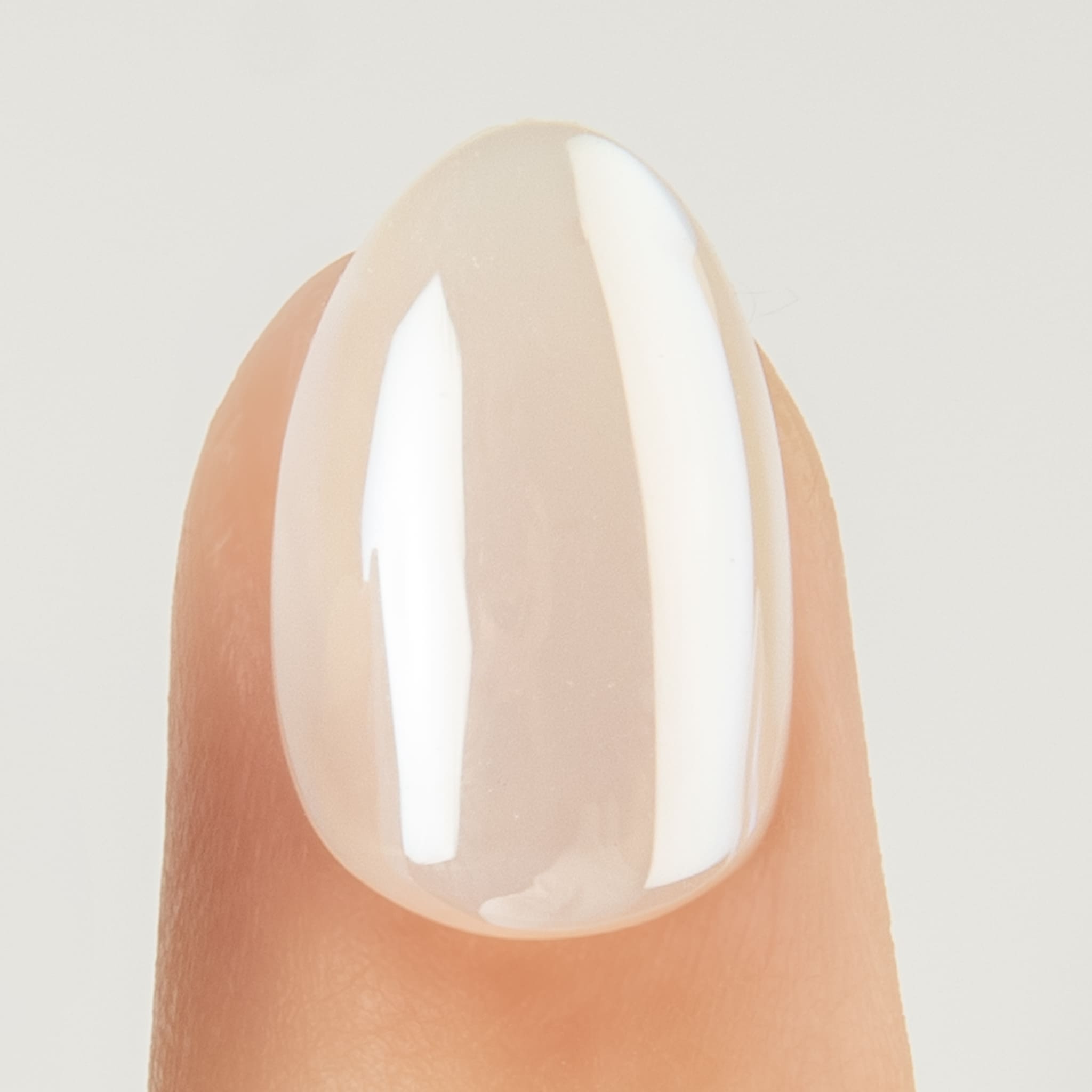 Pearl Glazed Almond Short – närbild på pärlemoskimrande kort almond press on nagel