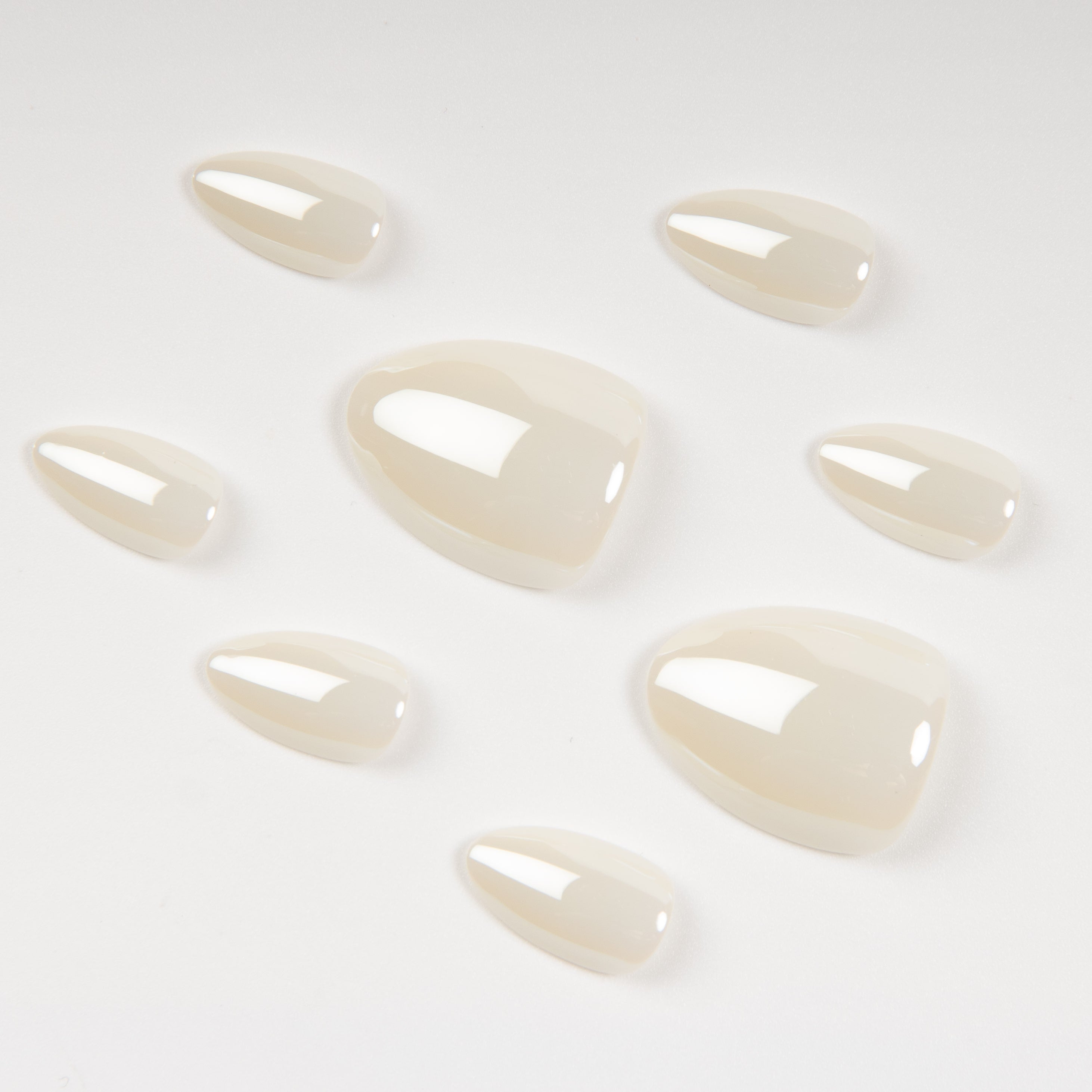 Pearl Glazed Almond Short – uppsättning korta pärlemovita press on naglar i almond-form. 16 storlekar.