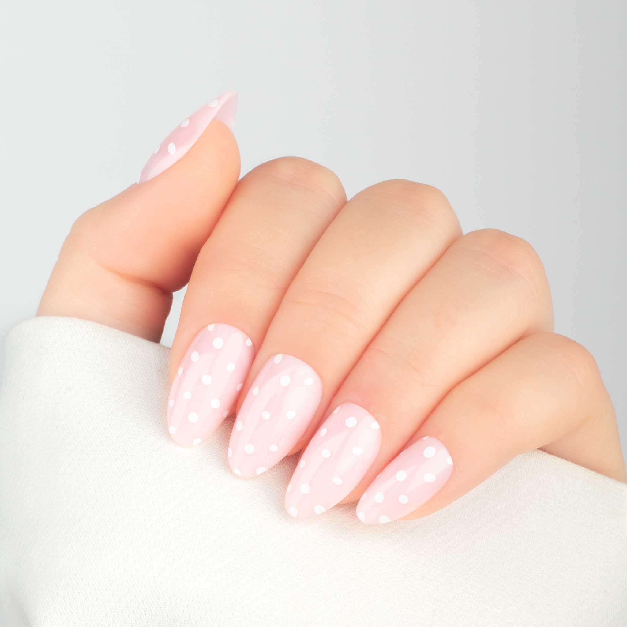 Rosa prickiga press-on naglar i almond-form med glansig finish.