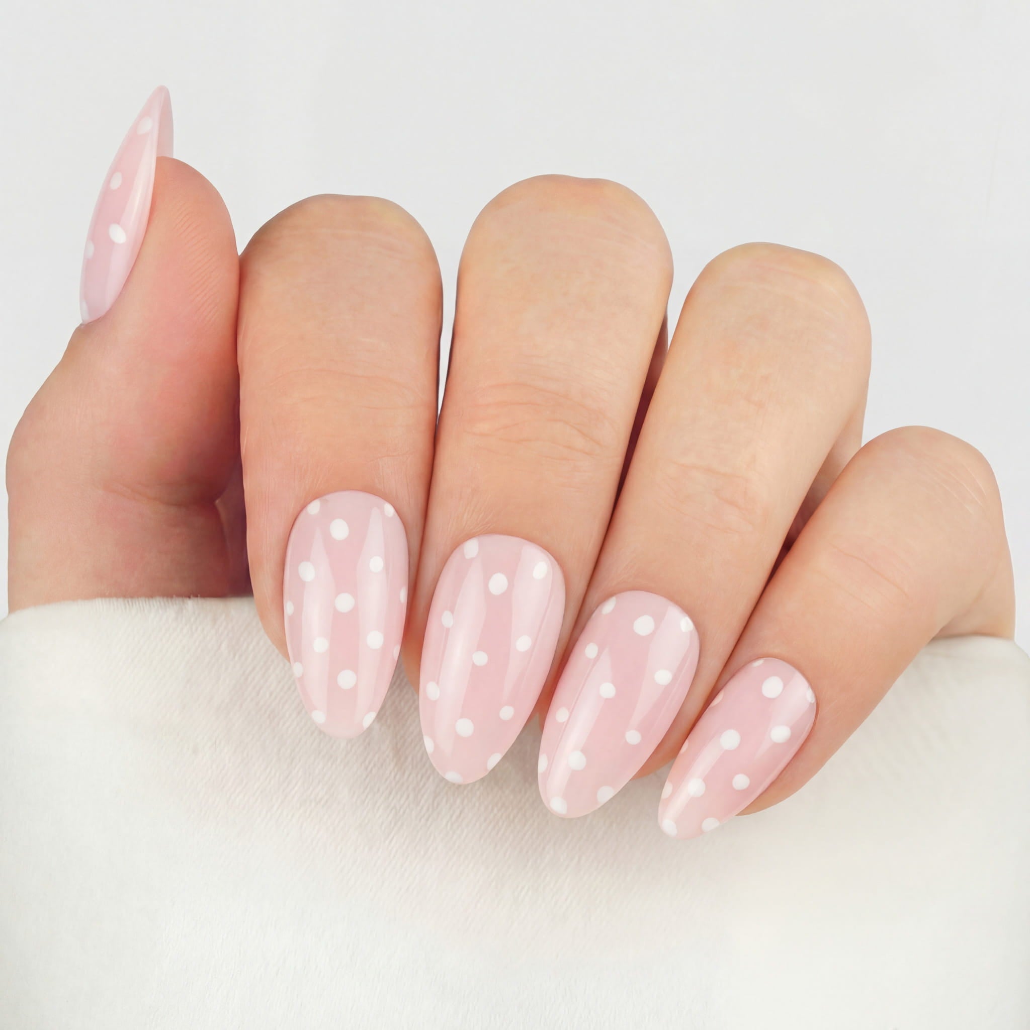 Rosa prickiga press-on naglar i almond-form med glansig finish.