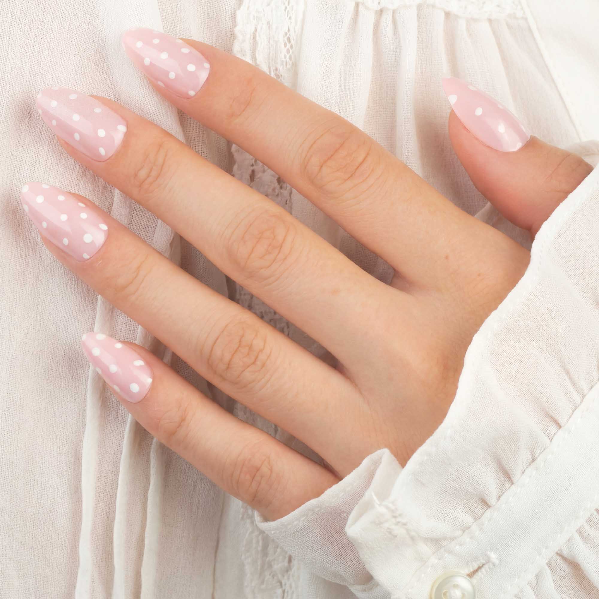 Rosa prickiga press-on naglar i almond-form med glansig finish.