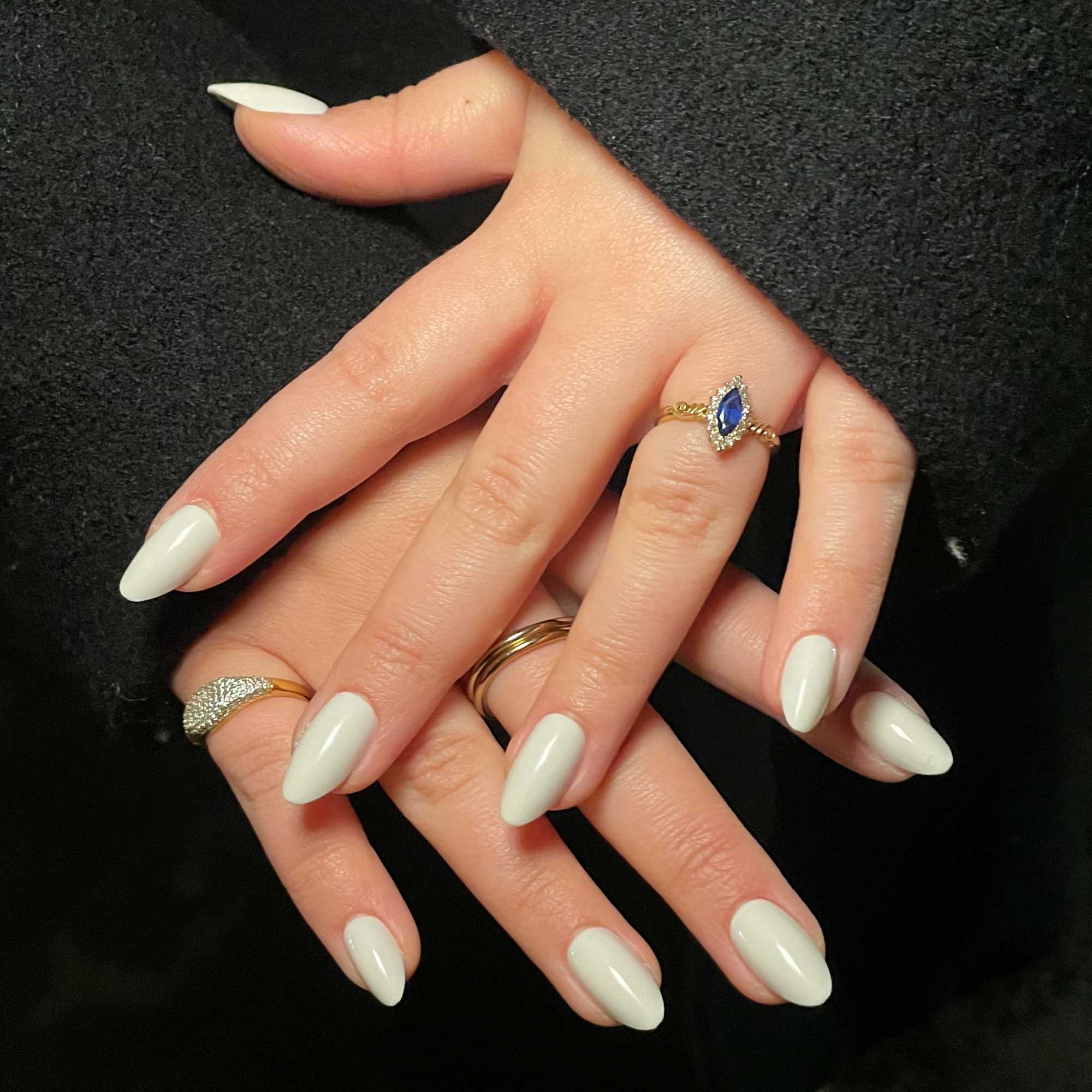 Naturliga press on naglar i krämvit nyans – Marshmallow almond lösnaglar