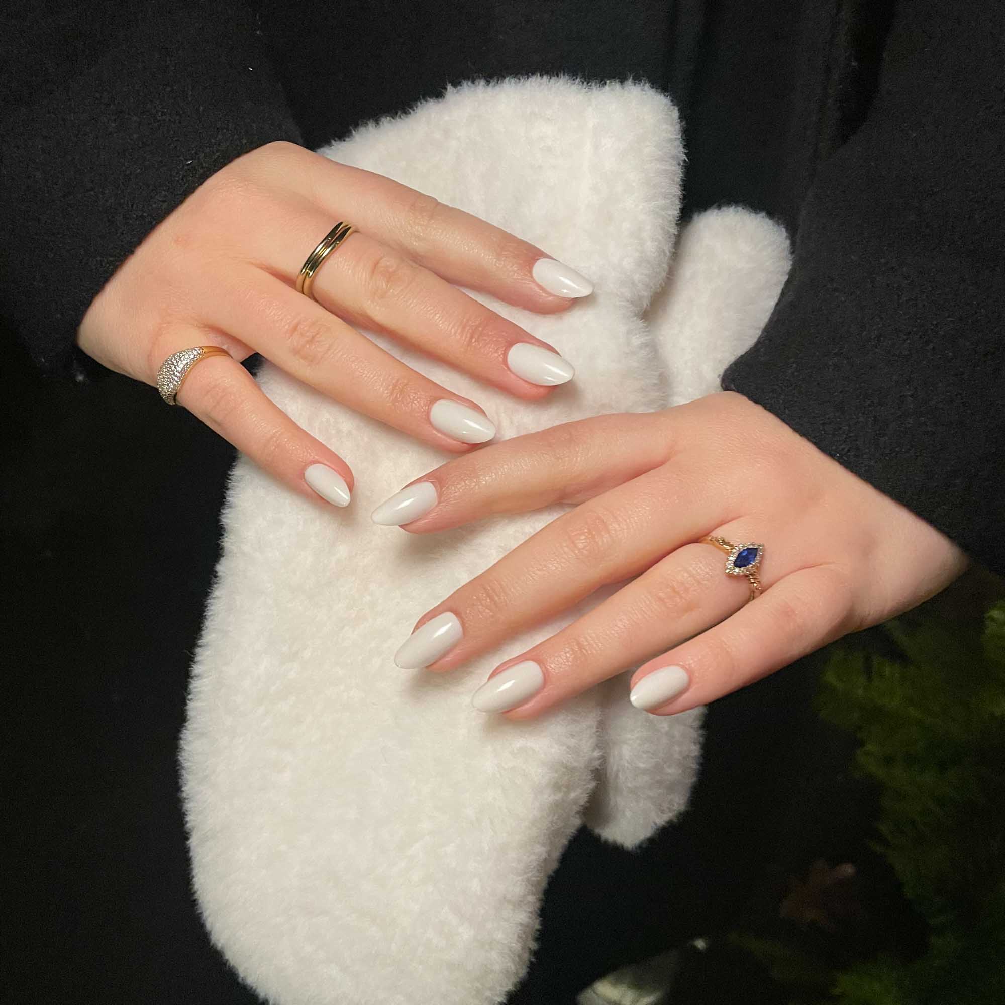 Krämvita press on naglar i almondform – mjuk och naturlig look