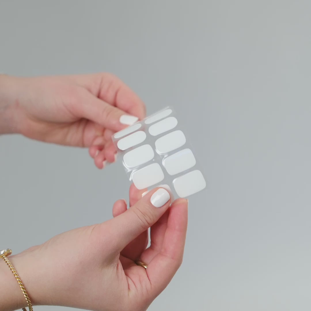 Få salongsnaglar hemma på 15 minuter med Naild-it gelstrips! 60% härdat gellack som appliceras enkelt som klistermärken och blir stenhårt på 60 sekunder under UV-lampa. Håller upp till 14+ dagar – utan kladd eller dyra salongsbesök. Perfekt passform, enkel borttagning. Naild-it – din hemmamanikyr!