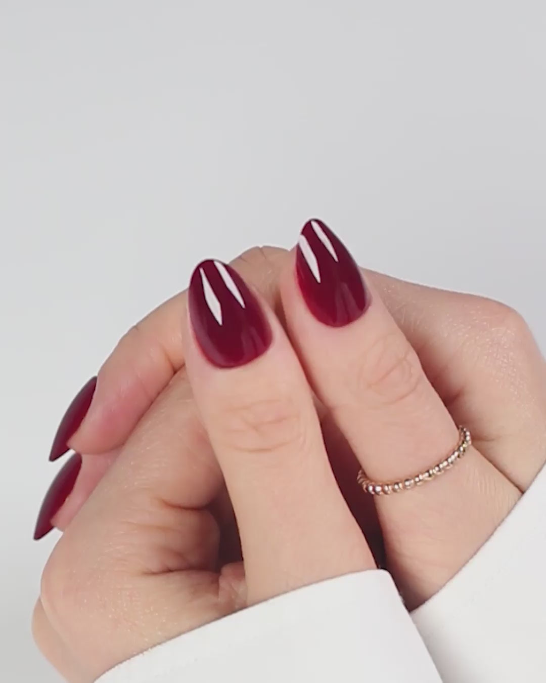 Bordeaux Almond – vinröda press on naglar i almond-form på hand
