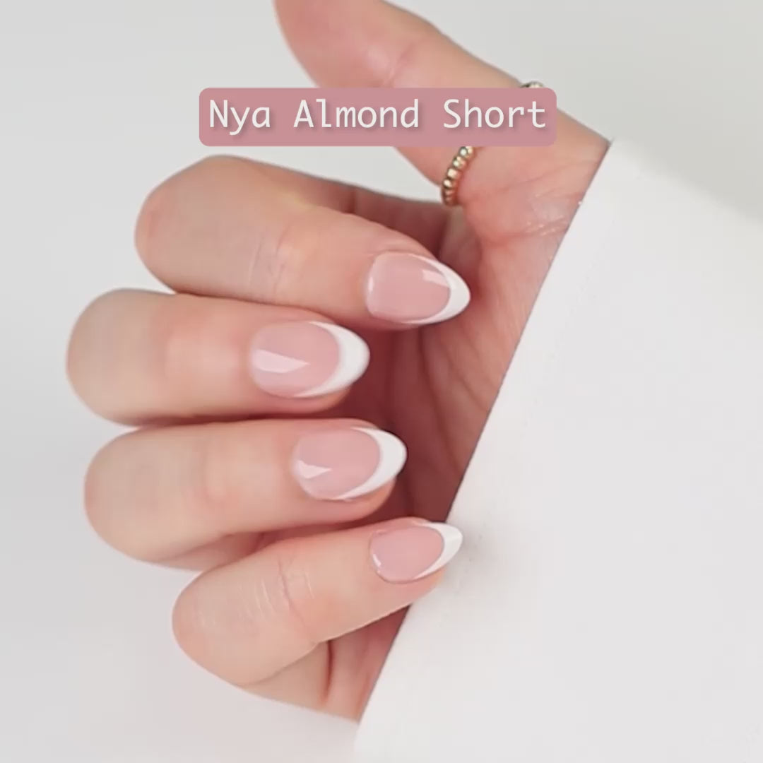 French Tip Almond Short press-on lösnaglar i kort almondform med vit fransk tipp och naturlig bas