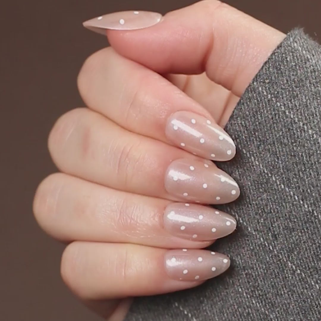 Naild-it press-on lösnaglar En mjuk champagne-nude med vita polkadots i klassisk almond-form.