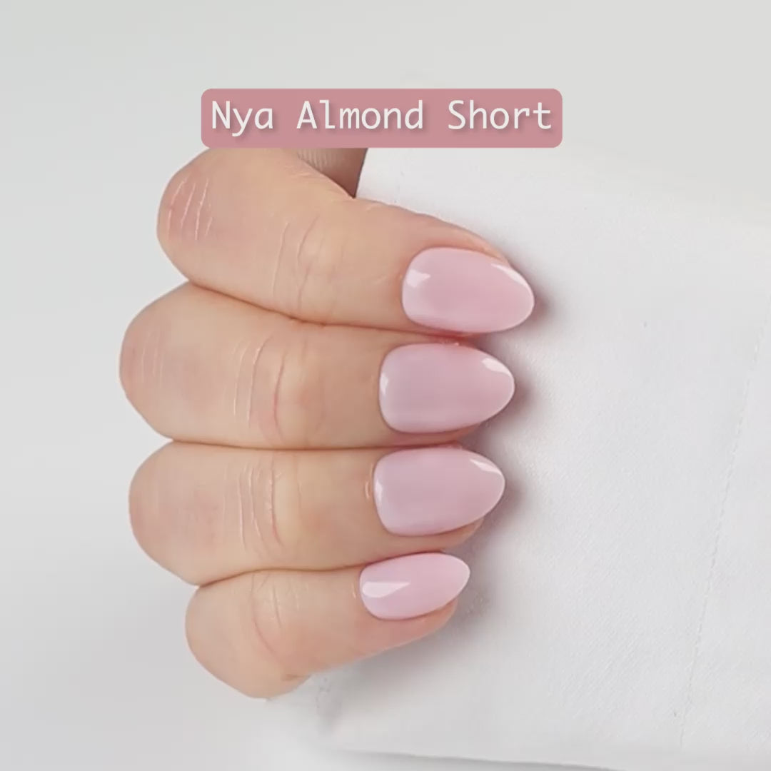 Soft Pink Almond Short press-on lösnaglar i kort almondform med mjuk rosa nyans och naturlig finish