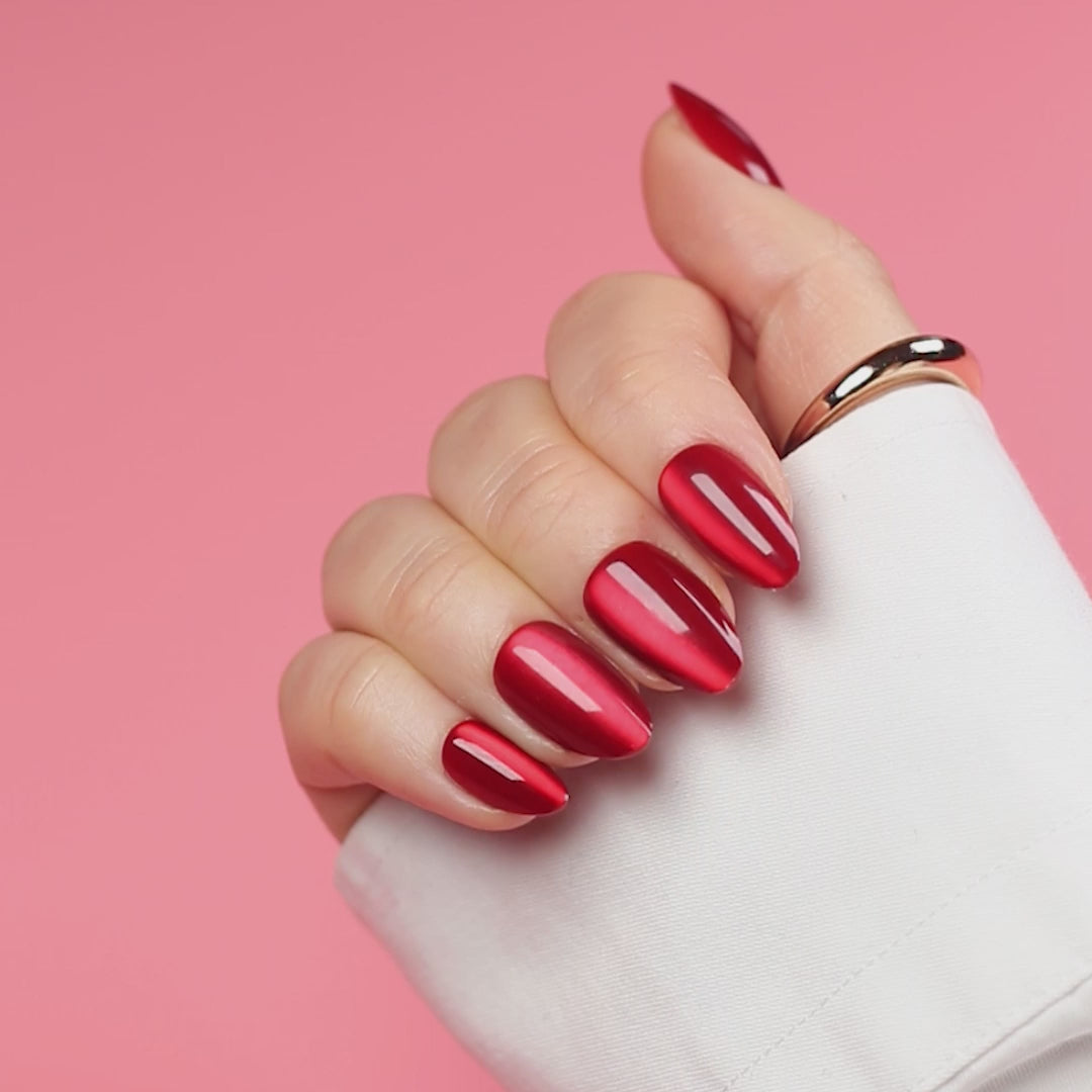 Röda press-on lösnaglar i almondform med högblank finish och romantisk look. Återanvändbara naglar som håller upp till 2 veckor med lim eller glue tabs.