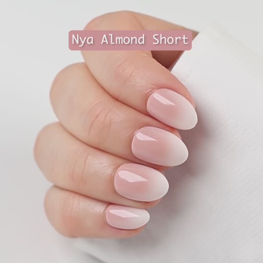 French Ombre Almond Short press-on lösnaglar i kort almondform med mjuk ombre-effekt från nude till vitt