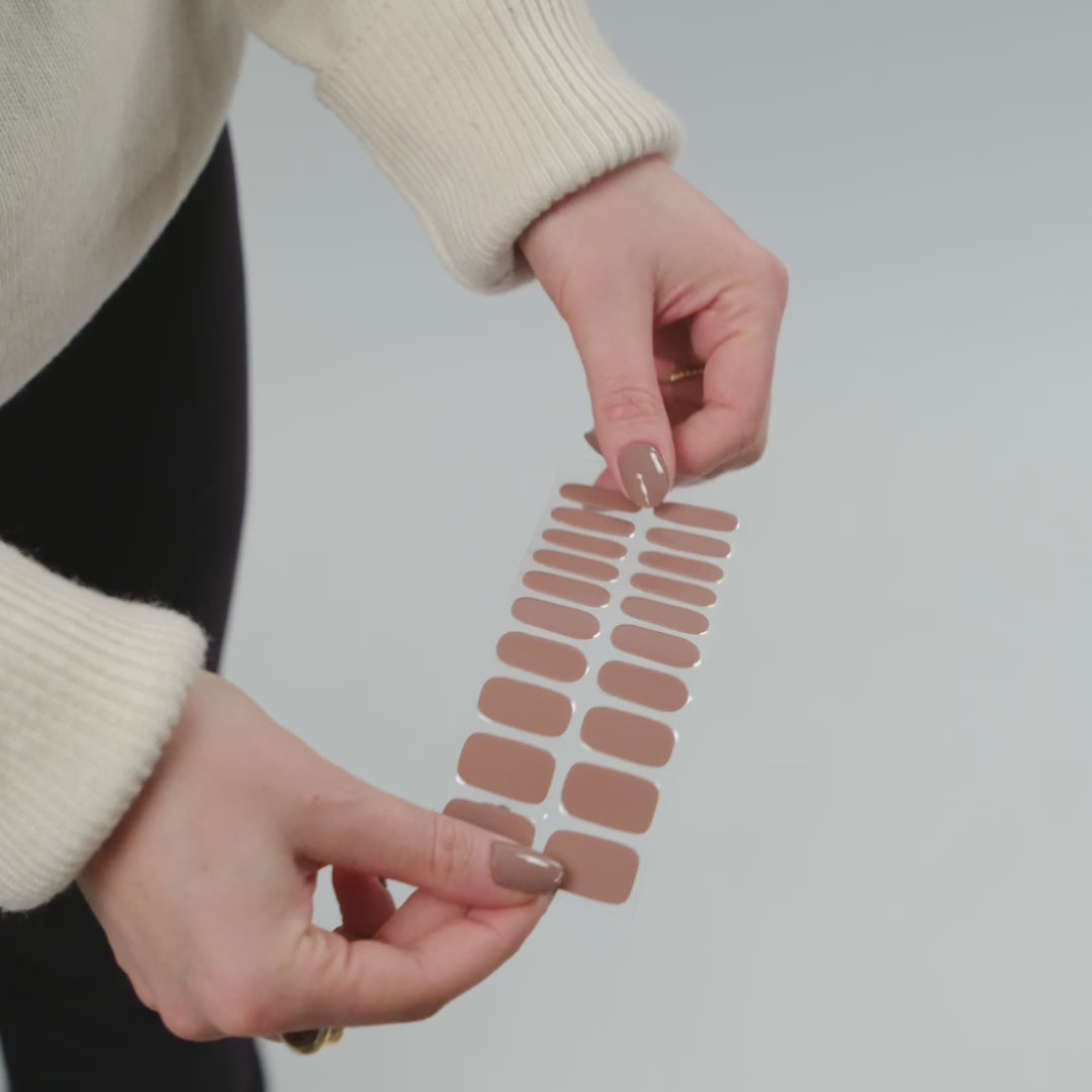 Få salongsnaglar hemma på 15 minuter med Naild-it gelstrips! 60% härdat gellack som appliceras enkelt som klistermärken och blir stenhårt på 60 sekunder under UV-lampa. Håller upp till 14+ dagar – utan kladd eller dyra salongsbesök. Perfekt passform, enkel borttagning. Naild-it – din hemmamanikyr!