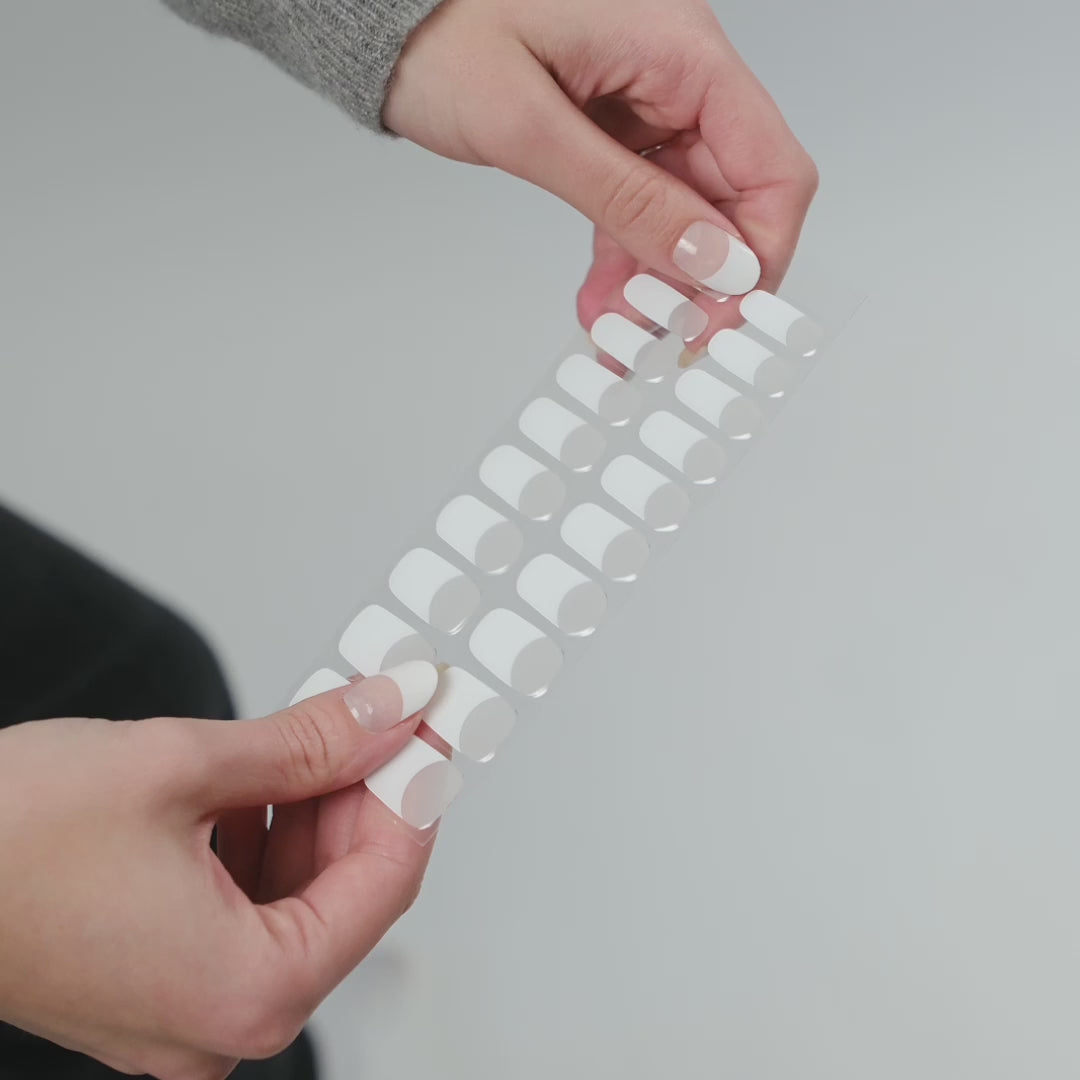 Få salongsnaglar hemma på 15 minuter med Naild-it gelstrips! 60% härdat gellack som appliceras enkelt som klistermärken och blir stenhårt på 60 sekunder under UV-lampa. Håller upp till 14+ dagar – utan kladd eller dyra salongsbesök. Perfekt passform, enkel borttagning. Naild-it – din hemmamanikyr!