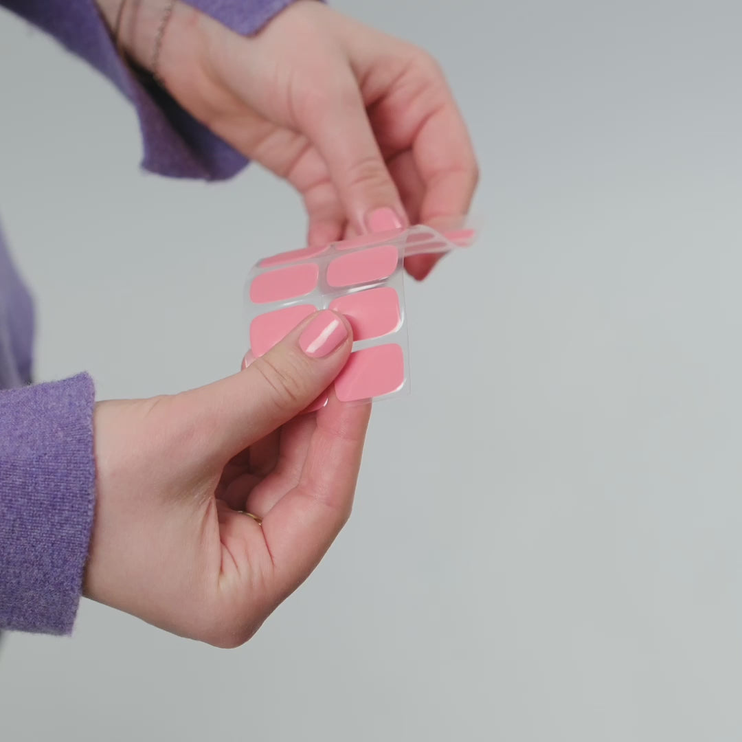 Få salongsnaglar hemma på 15 minuter med Naild-it gelstrips! 60% härdat gellack som appliceras enkelt som klistermärken och blir stenhårt på 60 sekunder under UV-lampa. Håller upp till 14+ dagar – utan kladd eller dyra salongsbesök. Perfekt passform, enkel borttagning. Naild-it – din hemmamanikyr!