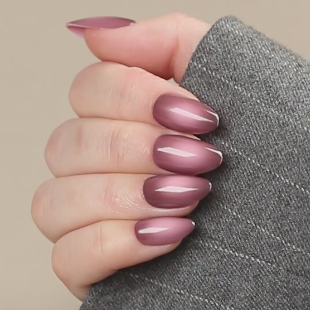 Cosmic Aura Almond press-on lösnaglar i almondform med mjuk aura-effekt och skimrande finish