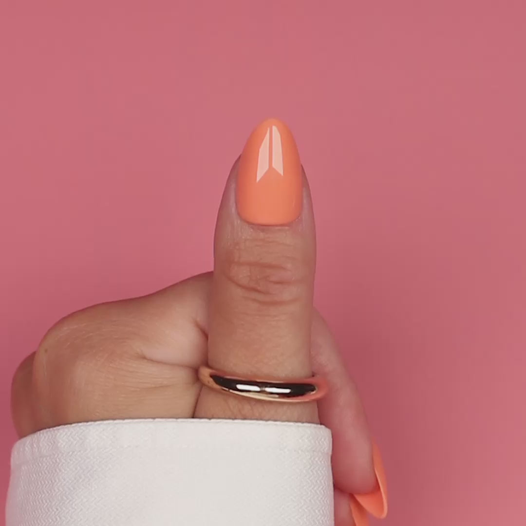 Tangerine Almond är press-on naglar i en mjuk och pigg orange nyans med högblank, gel-liknande finish.
