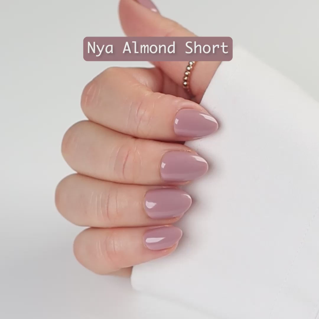 Mauve Almond Short press-on lösnaglar i kort almondform med elegant mauve-nyans och glansig finish