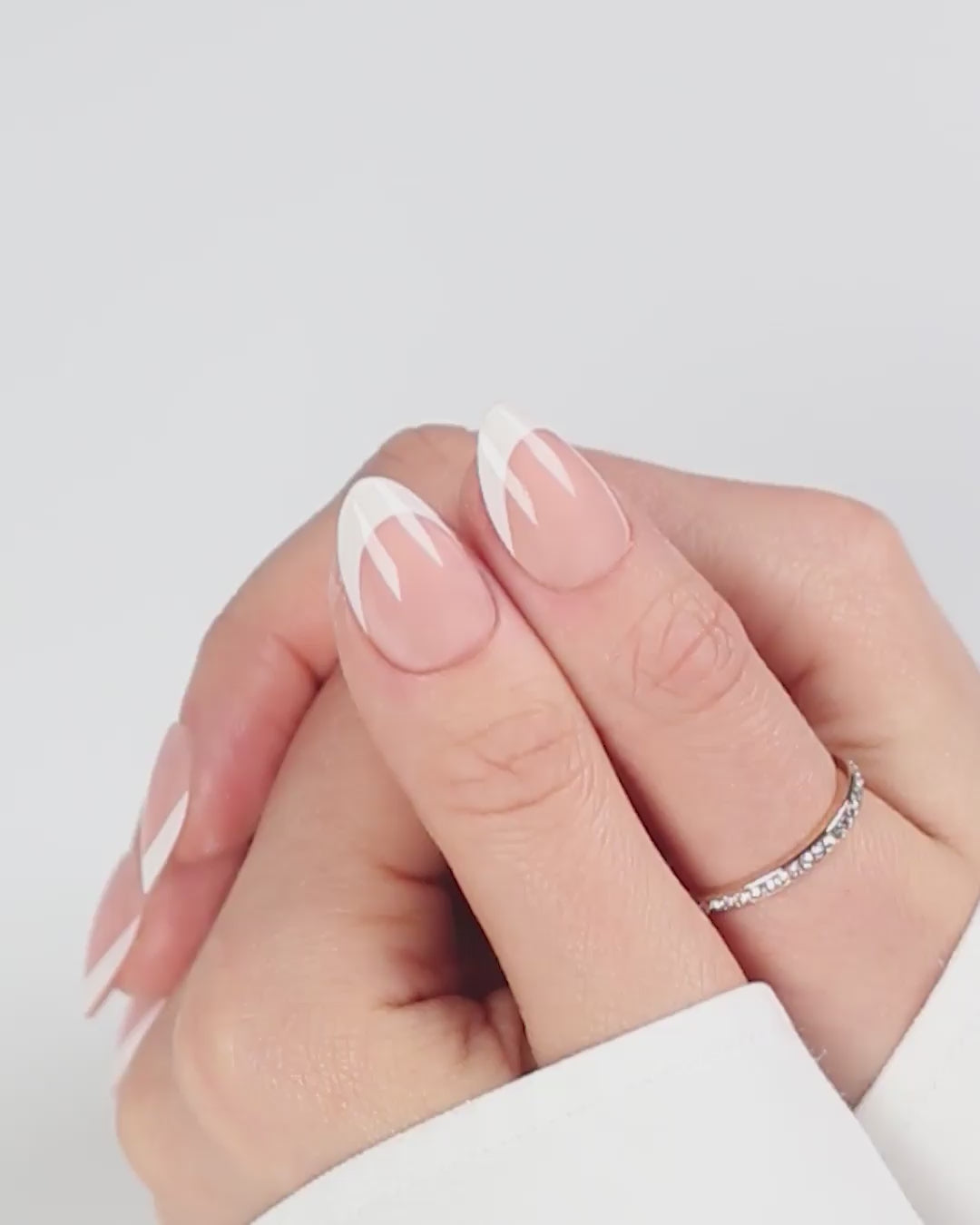 French Tip Almond – fransk manikyr press on naglar i almond-form på hand