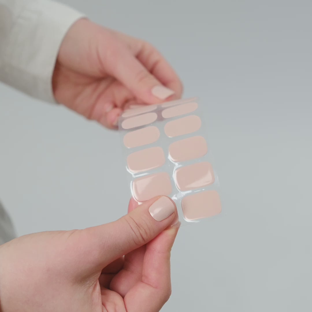Få salongsnaglar hemma på 15 minuter med Naild-it gelstrips! 60% härdat gellack som appliceras enkelt som klistermärken och blir stenhårt på 60 sekunder under UV-lampa. Håller upp till 14+ dagar – utan kladd eller dyra salongsbesök. Perfekt passform, enkel borttagning. Naild-it – din hemmamanikyr!