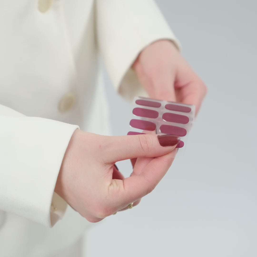 Få salongsnaglar hemma på 15 minuter med Naild-it gelstrips! 60% härdat gellack som appliceras enkelt som klistermärken och blir stenhårt på 60 sekunder under UV-lampa. Håller upp till 14+ dagar – utan kladd eller dyra salongsbesök. Perfekt passform, enkel borttagning. Naild-it – din hemmamanikyr!